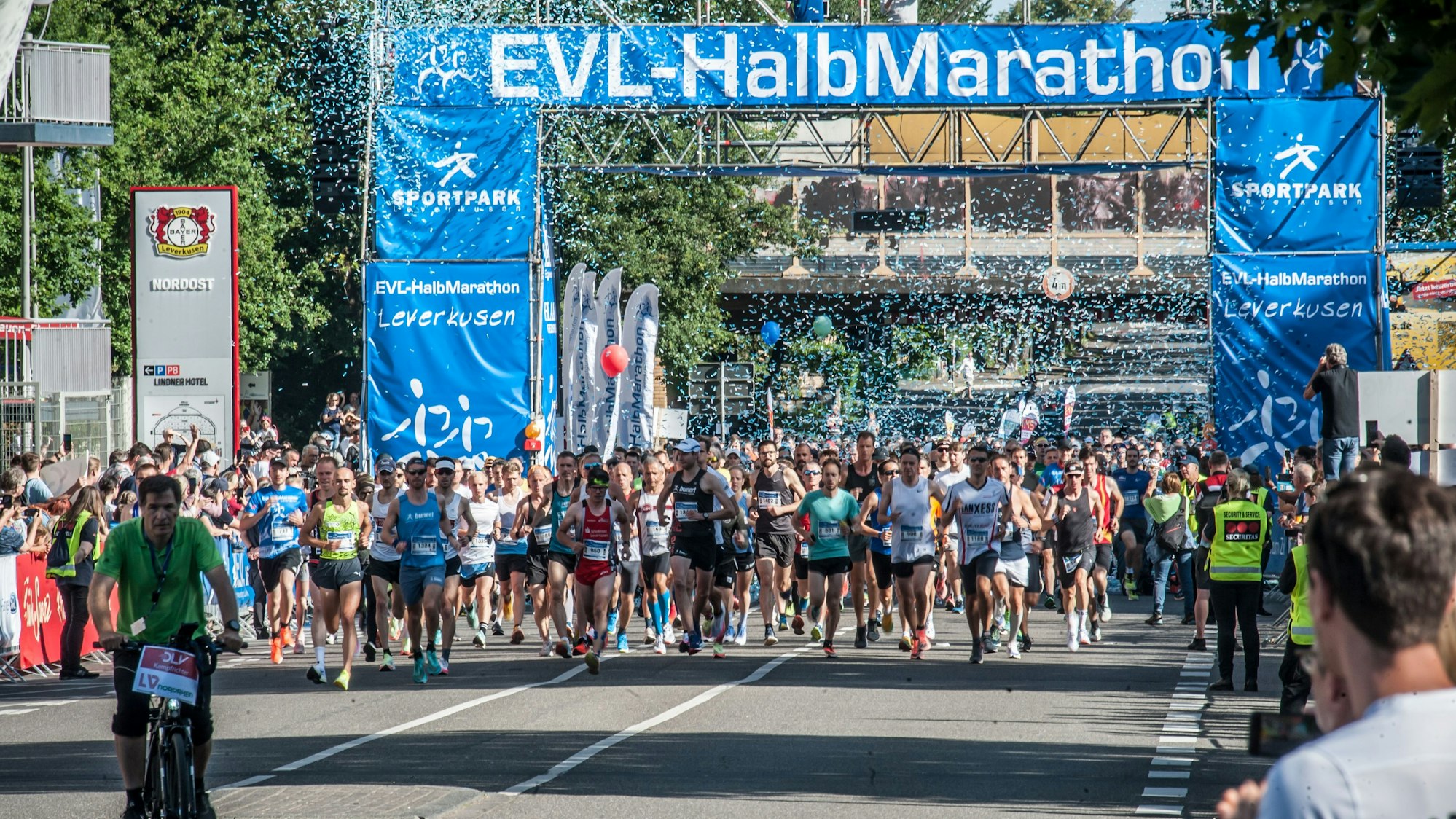 Langstreckenläufer beim Start des EVL-Halbmarathons