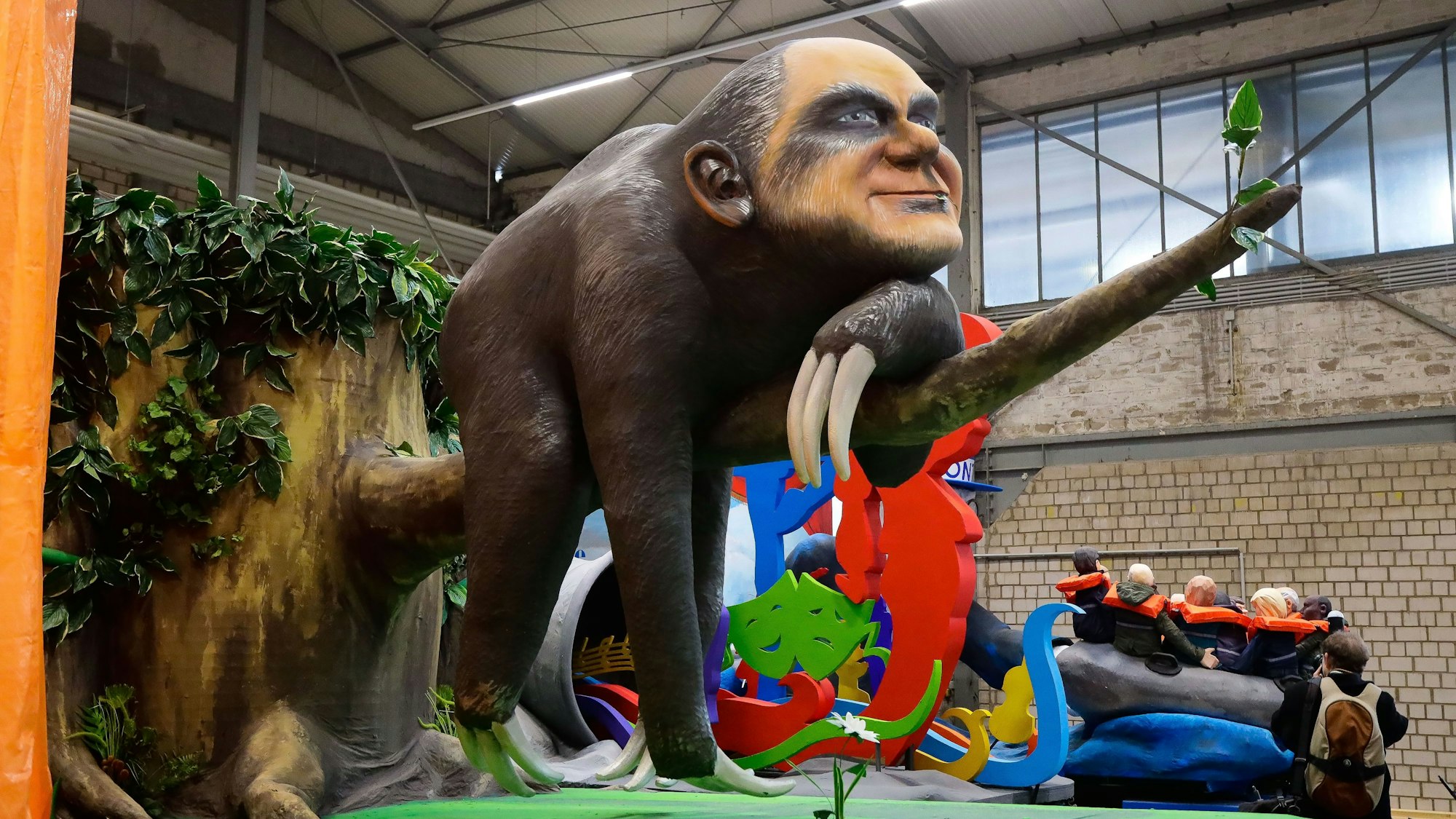 Olaf Scholz als Faultier auf einem Mottowagen des Kölner Rosenmontagszugs 2024 Foto:Dirk Borm