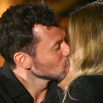 Ein Mann und eine Frau küssen sich.