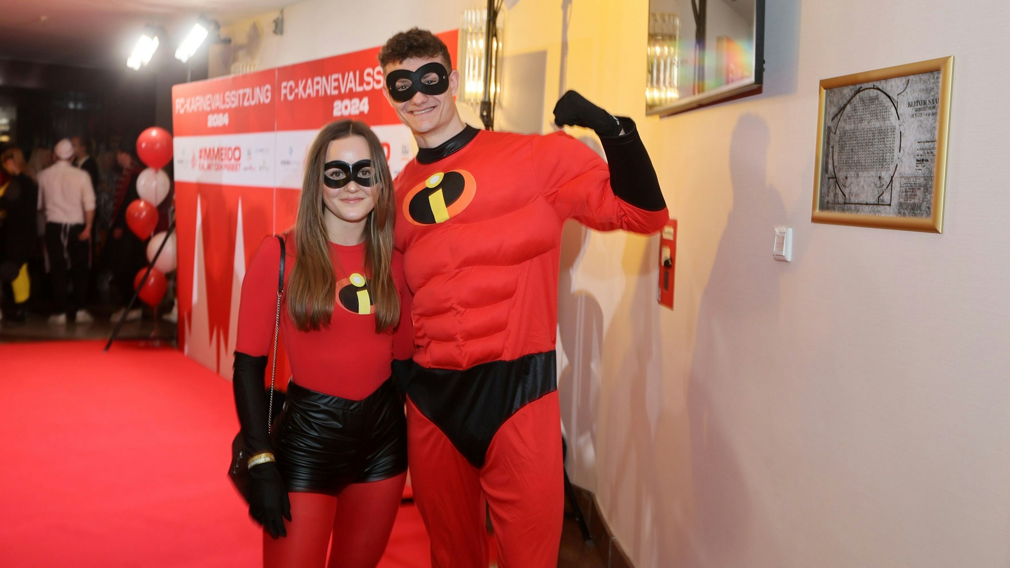 1.FC Köln, Karnevalssitzung, Erik Martel mit Freundin Caro (1. FC Köln), 06.02.2024 Bild: Herbert Bucco
