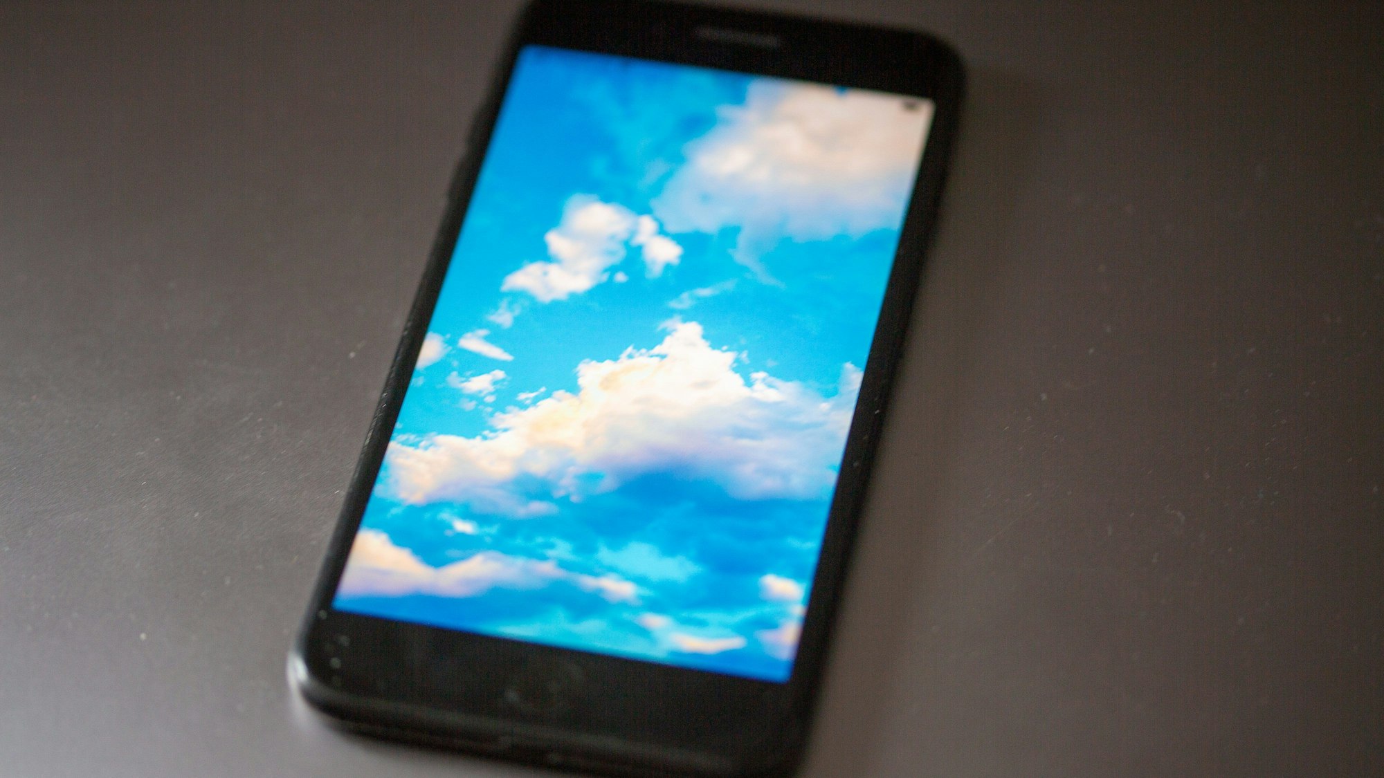 ARCHIV - 28.04.2023, NA, Berlin: Die App von Bluesky ist auf einem Smartphone zu sehen. Beim Kurznachrichtendienst Bluesky, eine Alternative zum Twitter-Nachfolger X, können sich nun alle Interessenten anmelden. (zu dpa: «X-Alternative Bluesky öffnet für alle») Foto: Fernando Gutierrez-Juarez/dpa +++ dpa-Bildfunk +++