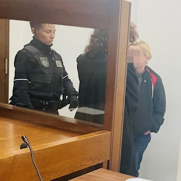 Die Beschuldigte mit ihrer Anwältin und einer Wachtmeisterin im Landgericht.