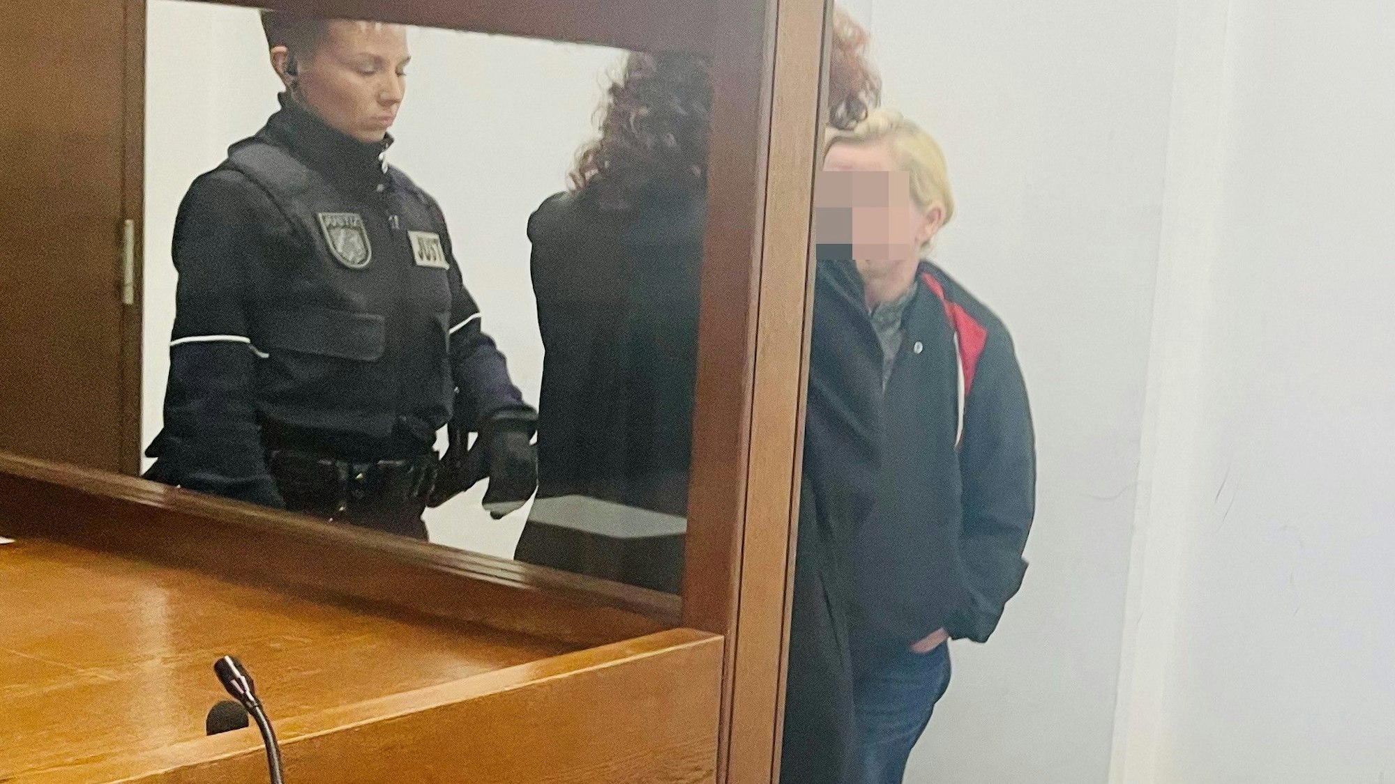 Die Beschuldigte mit ihrer Anwältin und einer Wachtmeisterin im Landgericht.