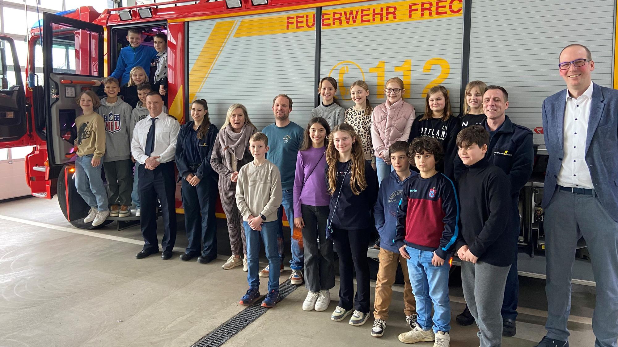 Auf dem Bild sind Schüler auf der Feuerwache Frechen zu sehen