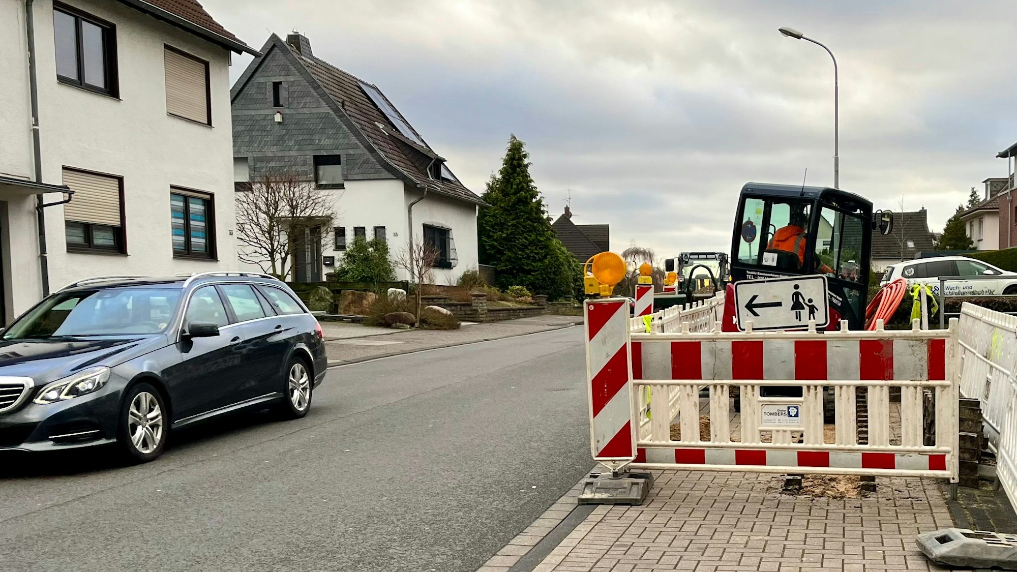 Eine Baustelle an der Von-Knoeringen-Straße blockiert den Gehweg zur Grundschule im Kirchfeld.