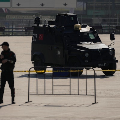Polizisten kontrollieren den Ort, an dem zwei Angreifer vor einem Gerichtsgebäude getötet wurden.