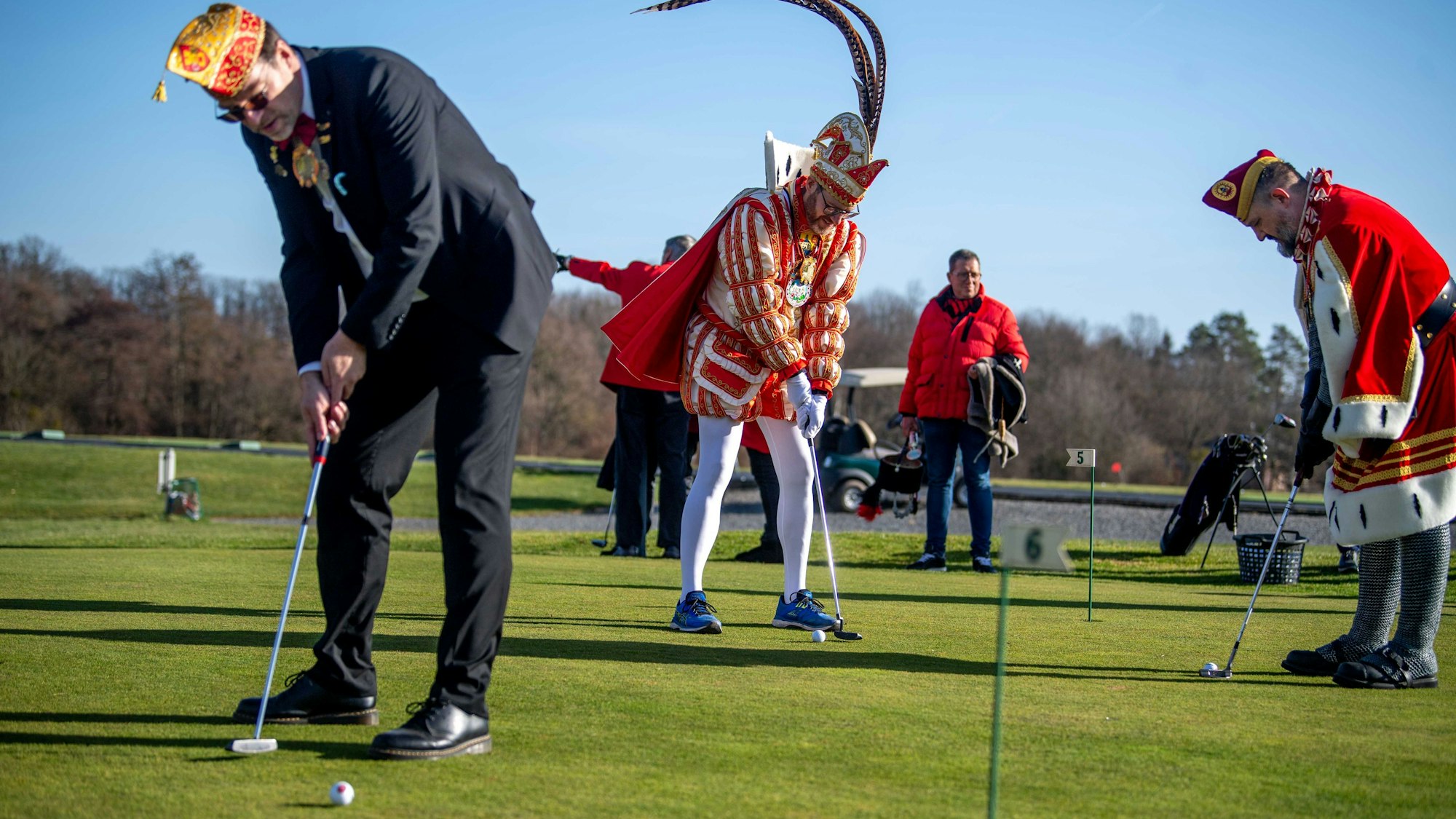 Das Bild zeigt den Euskirchener Prinz und Bauer Sascha beim Putten. Auch Stefan Guhlke, Präsident des Festausschusses, trainiert fleißig.