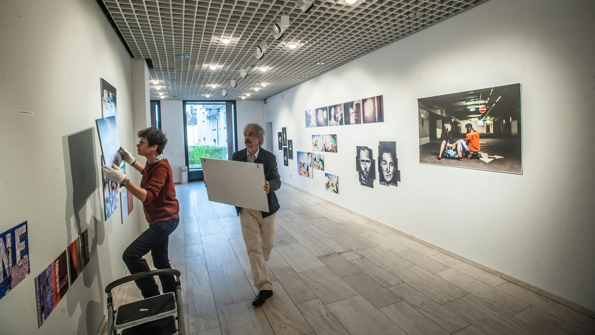 Man sieht den Aufbau der Bilder Welten 70 Jahre Fotoclub im Erholungshaus.