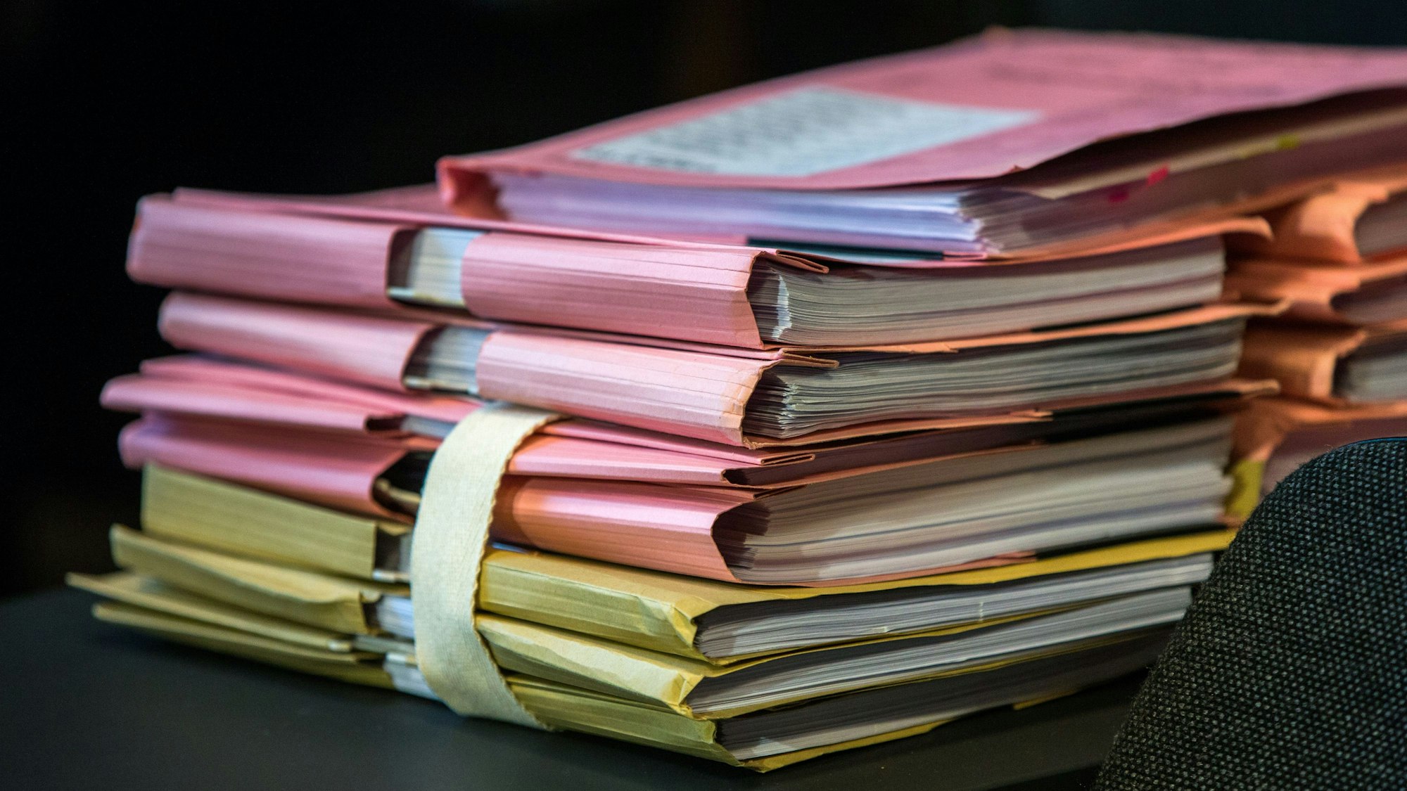 Das Bild zeigt Gerichtsakten auf einem Tisch.