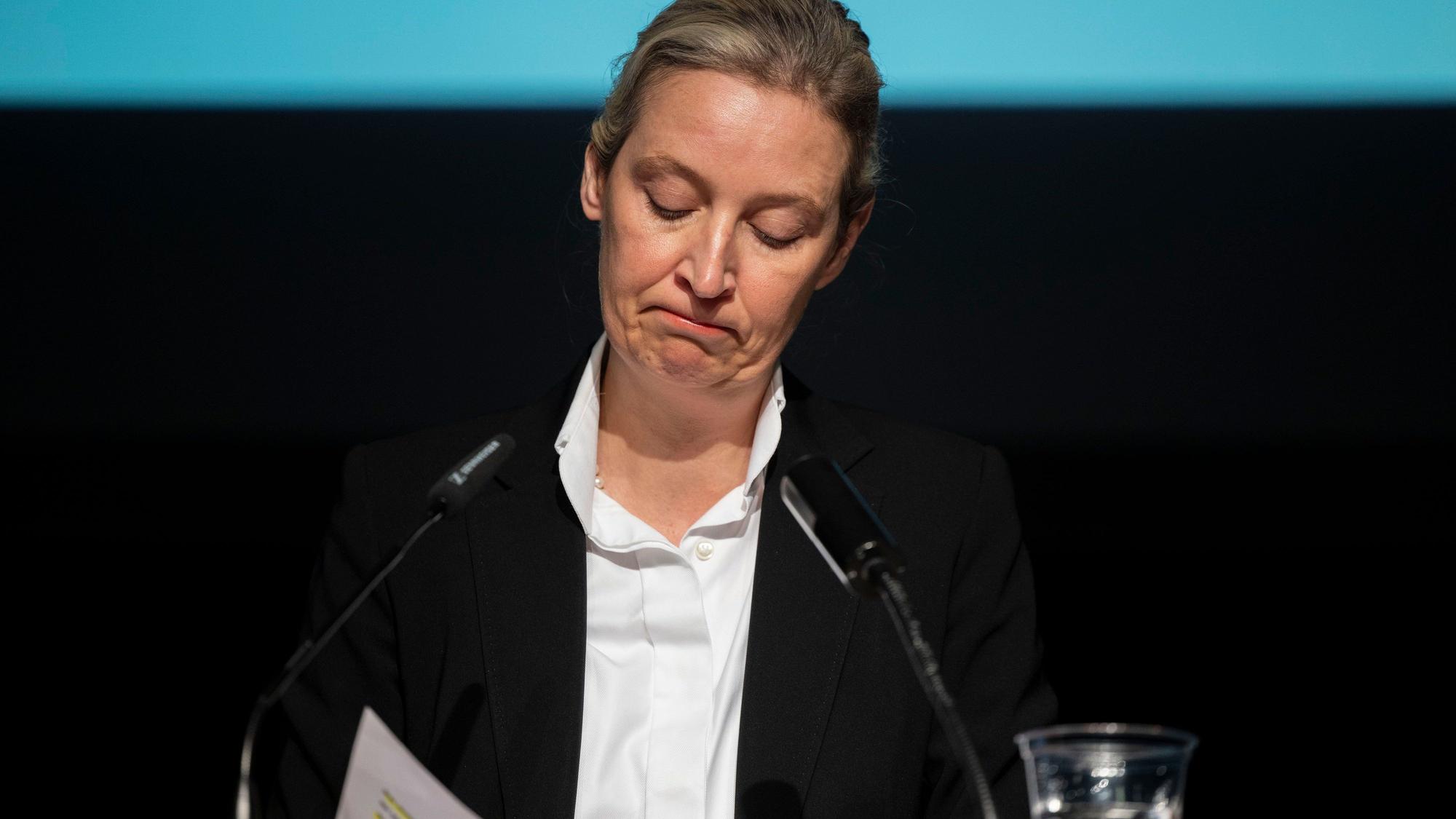 AfD-Co-Chefin Alice Weidel spricht bei einem AfD-Treffen. Die Partei muss in Wählerumfragen Stimmen einbußen. (Archivbild)