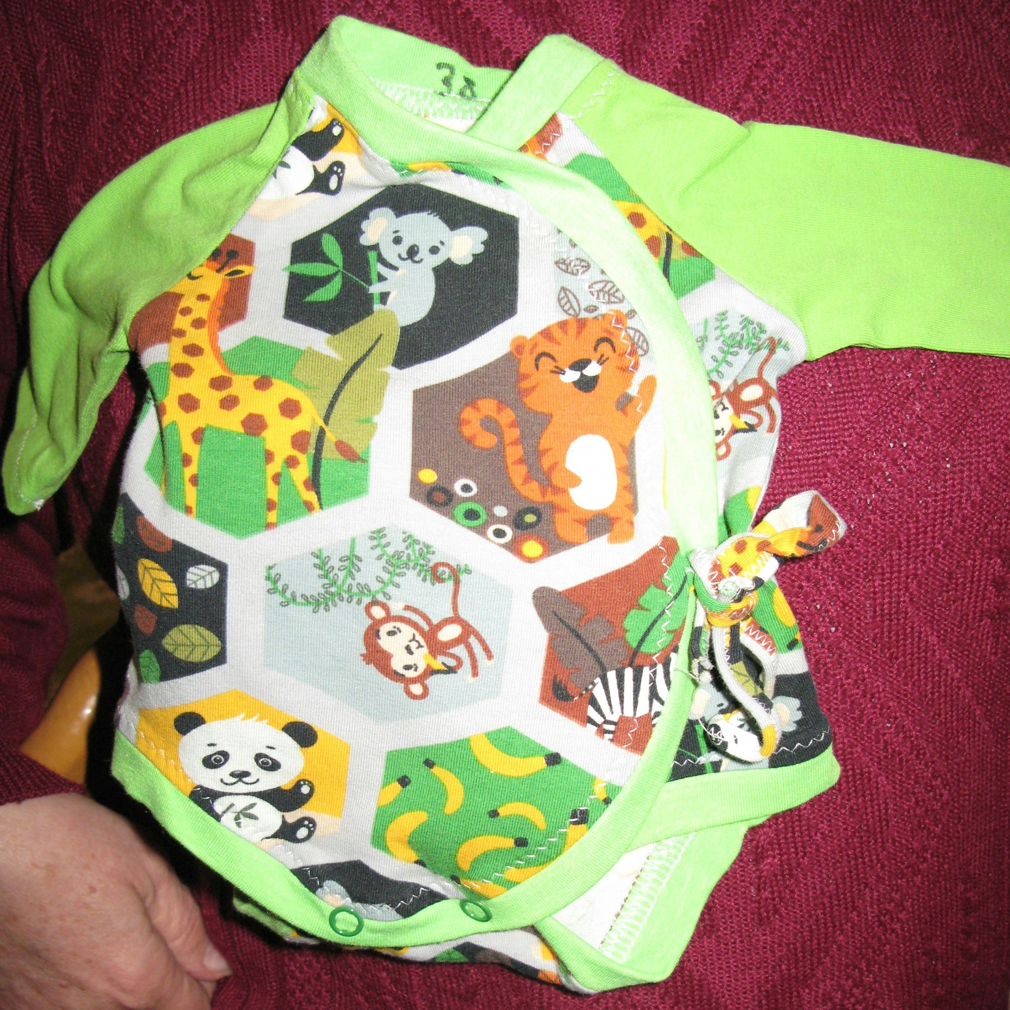 Das Bild zeigt ein sehr kleines Kleidungsstück für Babys.