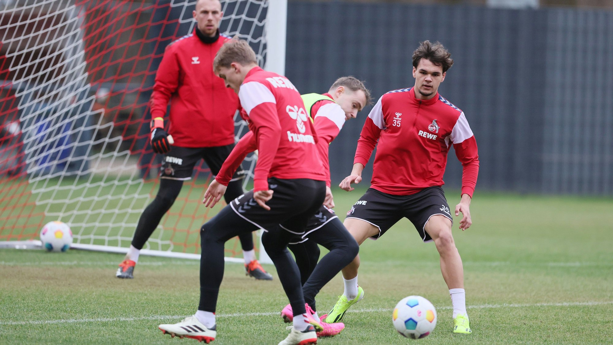 Max Finkgräfe (r.) beim Training des 1. FC Köln am Geißbockheim