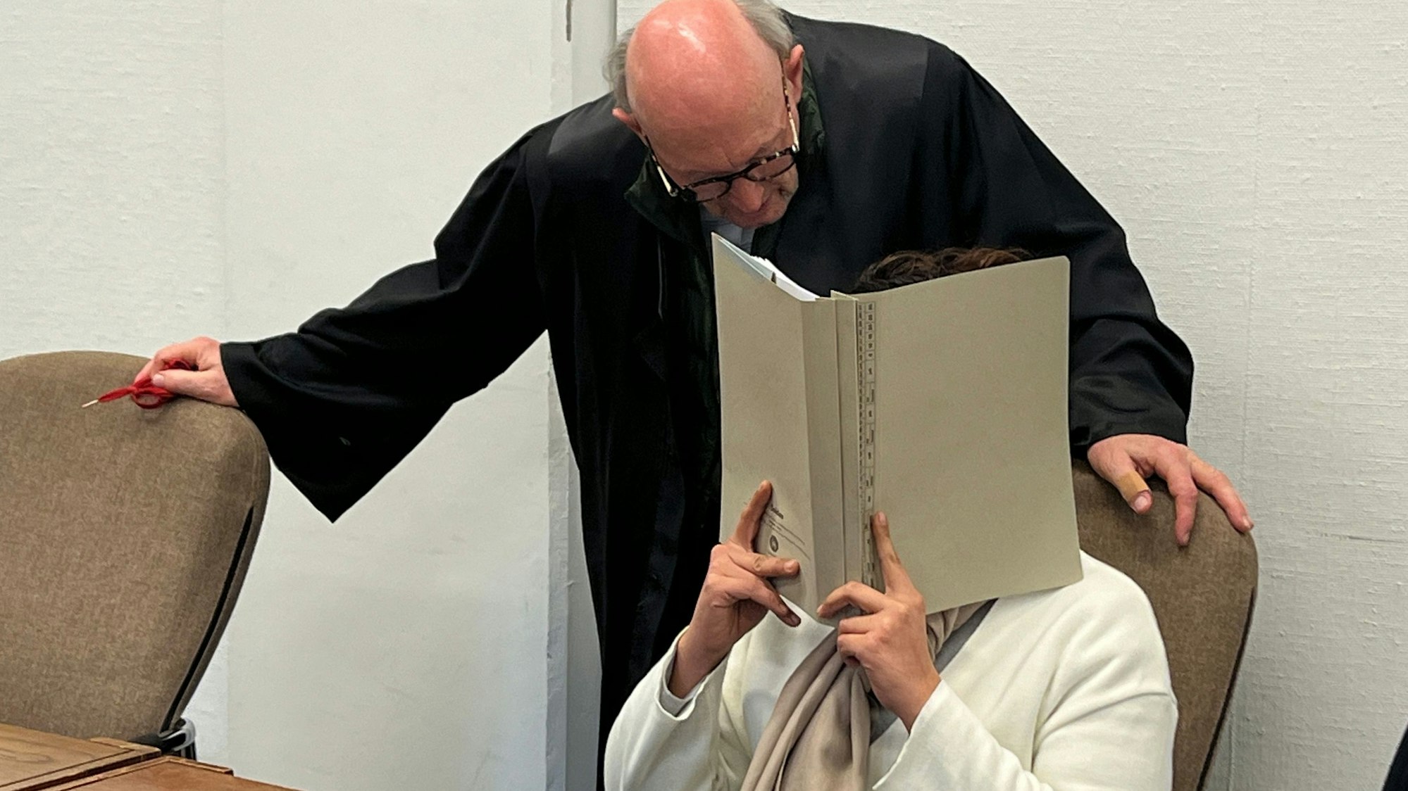 Gegen die an Schockanrufen beteiligte Angeklagte, hier mit ihrem Anwalt Günter Teworte, wird verhandelt.