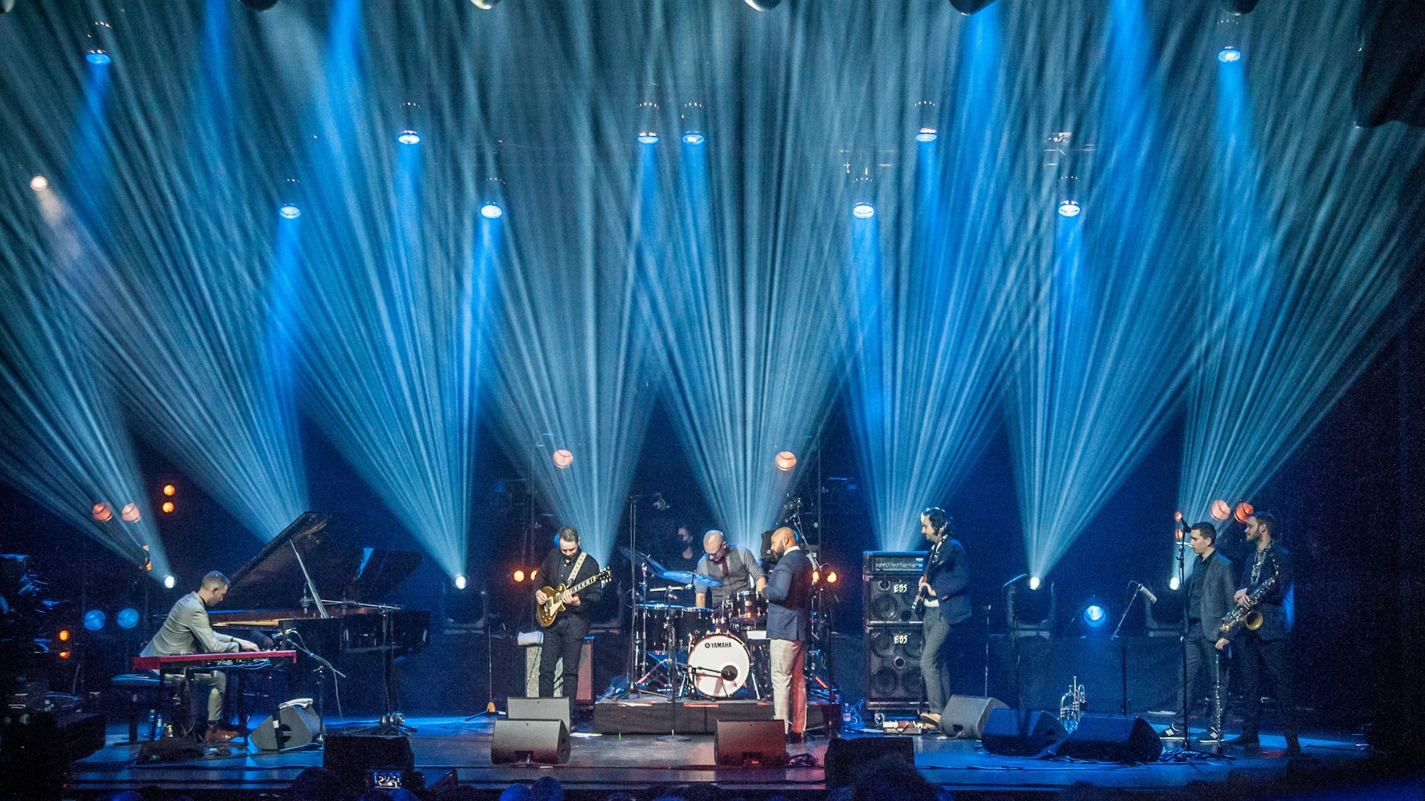 Man sieht einen Auftritt der Jazztage im Erholungshaus von Bayer.