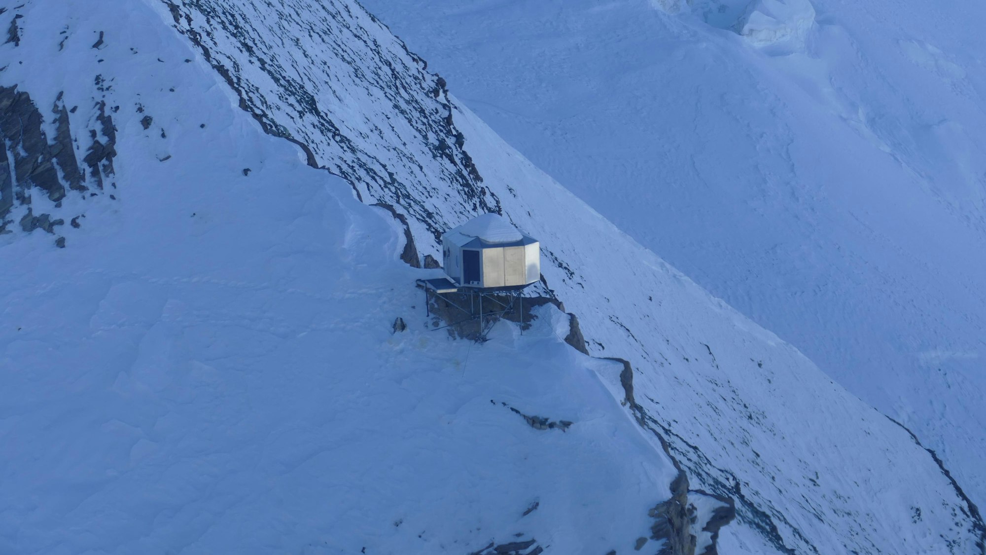 Österreich: Zwei Bergsteiger aus Tschechien saßen seit Sonntag, 4. Februar 2024, auf 3200 Metern Seehöhe am Großglockner fest.