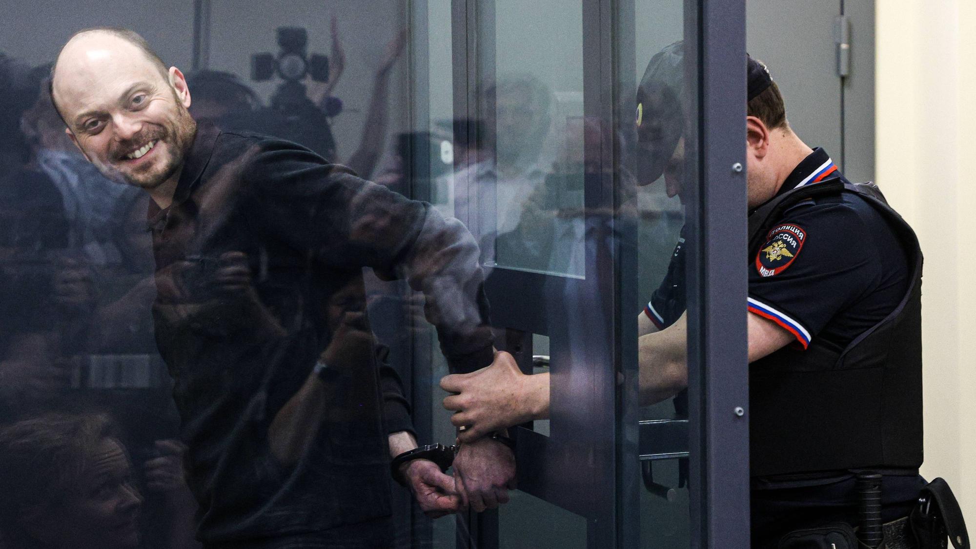Wladimir Kara-Mursa bei einem Gerichtstermin im Juli 2023. Der Kremlgegner wurde zu 25 Jahren Haft verurteilt. Sein Vergehen: Öffentliche Kritik an Russlands Krieg gegen die Ukraine.