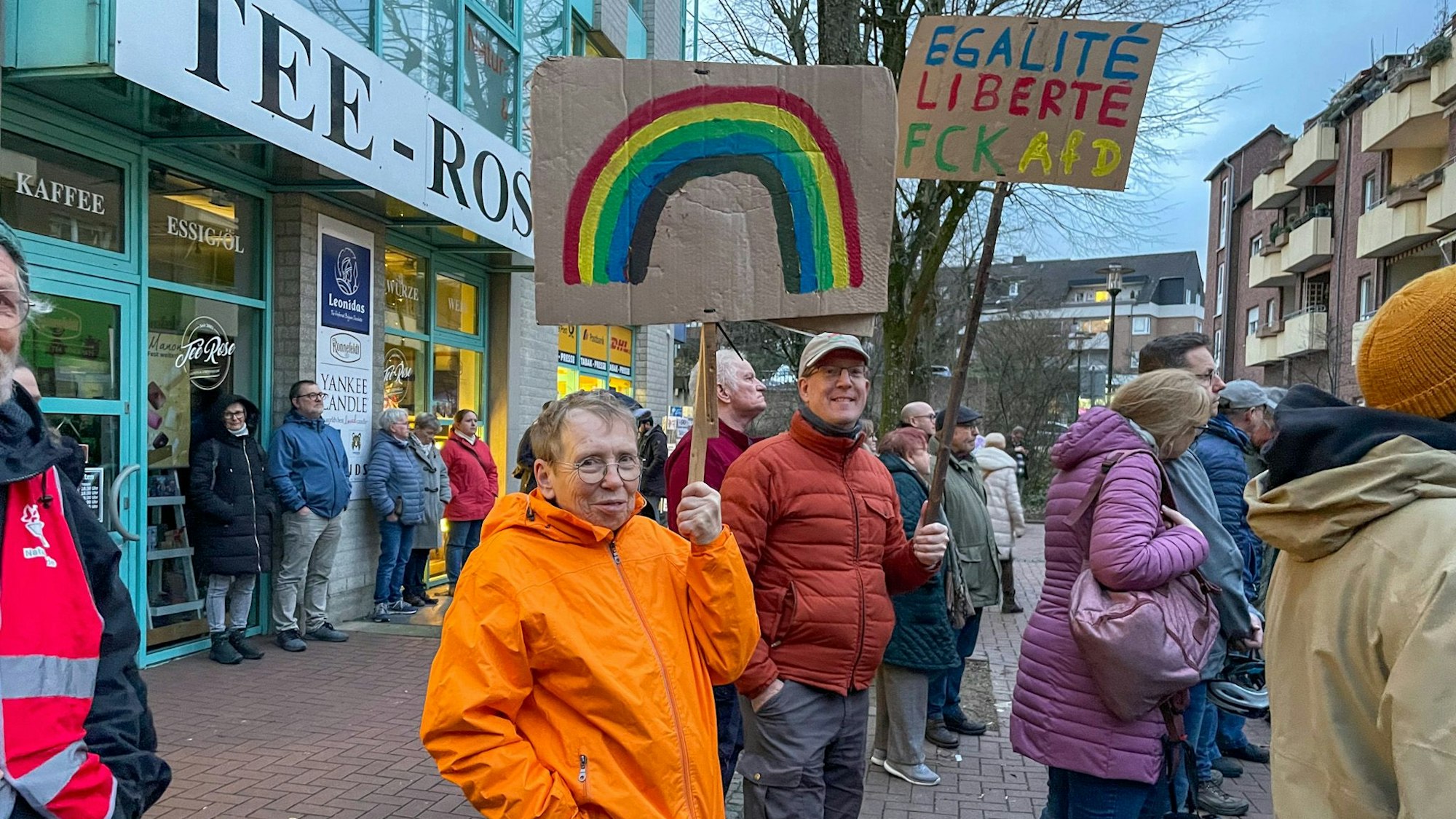 Zwei Menschen halten Schilder hoch.