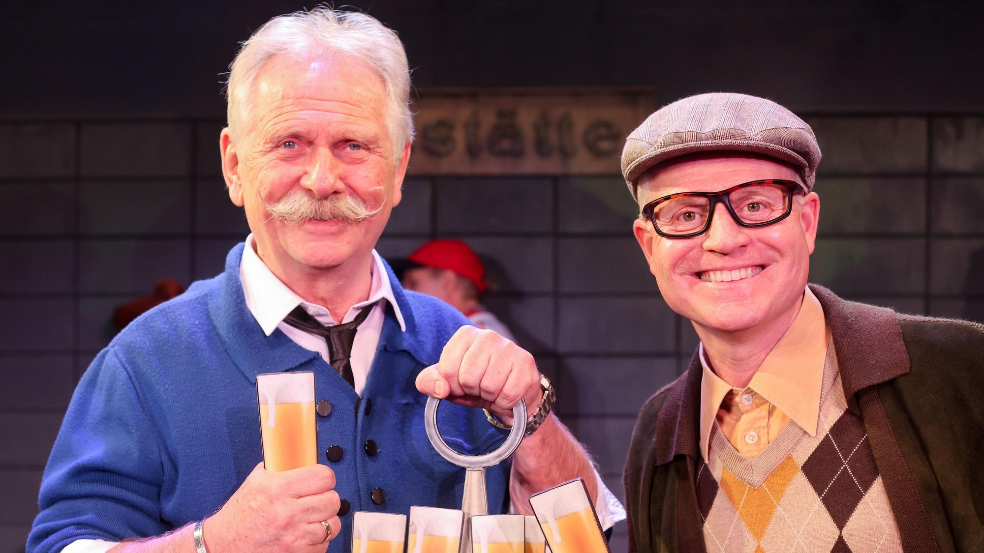 Staffelübergabe beim Erfolgsmusical Himmel und Kölle in der Volksbühne am Rudolfplatz - Fototermin mit einer Brauhaus-Szene des Musicals,
Guido Cantz als Taxifahrer und Henning Krautmacher als Köbes.