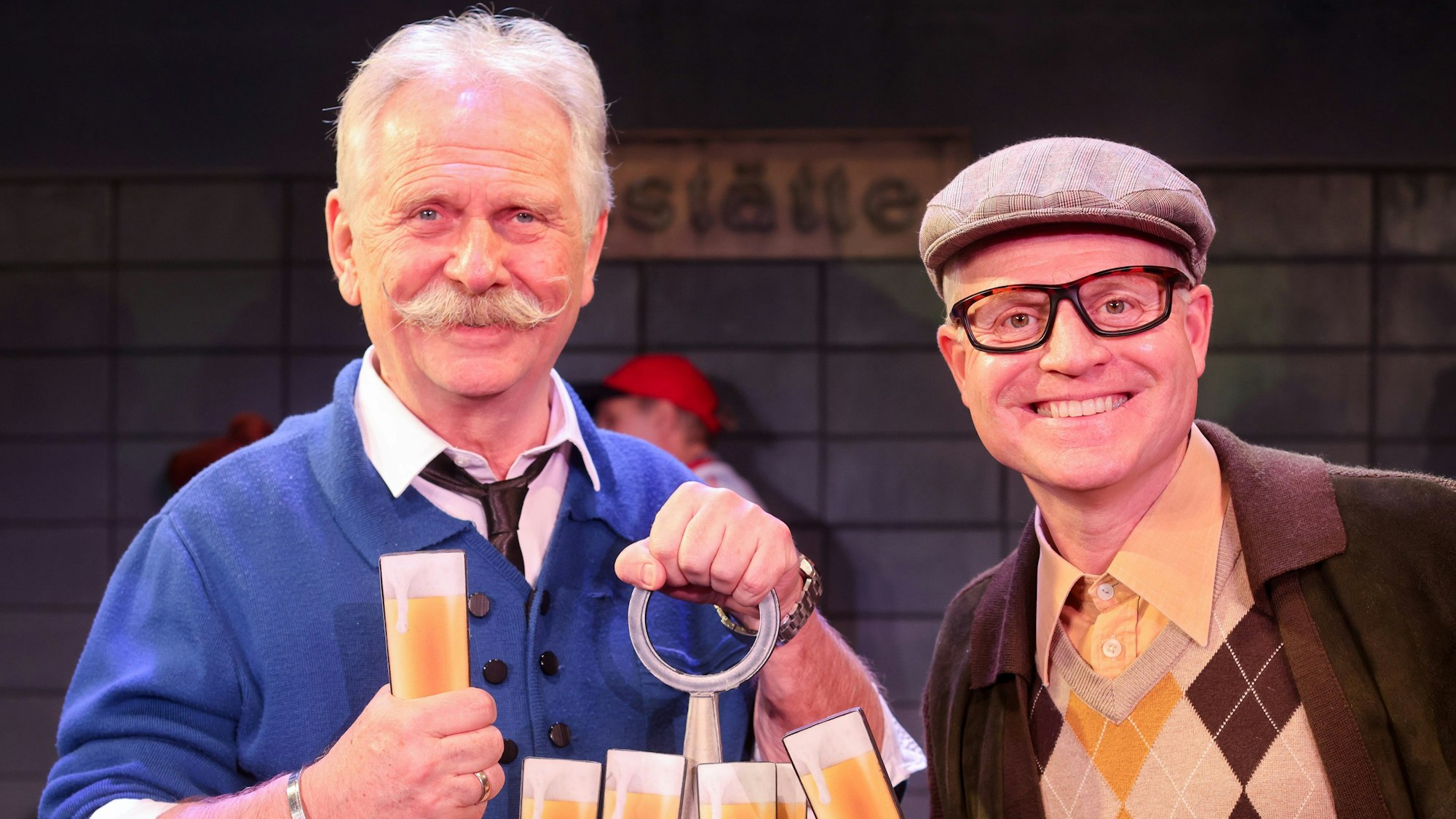 Staffelübergabe beim Erfolgsmusical Himmel und Kölle in der Volksbühne am Rudolfplatz - Fototermin mit einer Brauhaus-Szene des Musicals,
Guido Cantz als Taxifahrer und Henning Krautmacher als Köbes.
