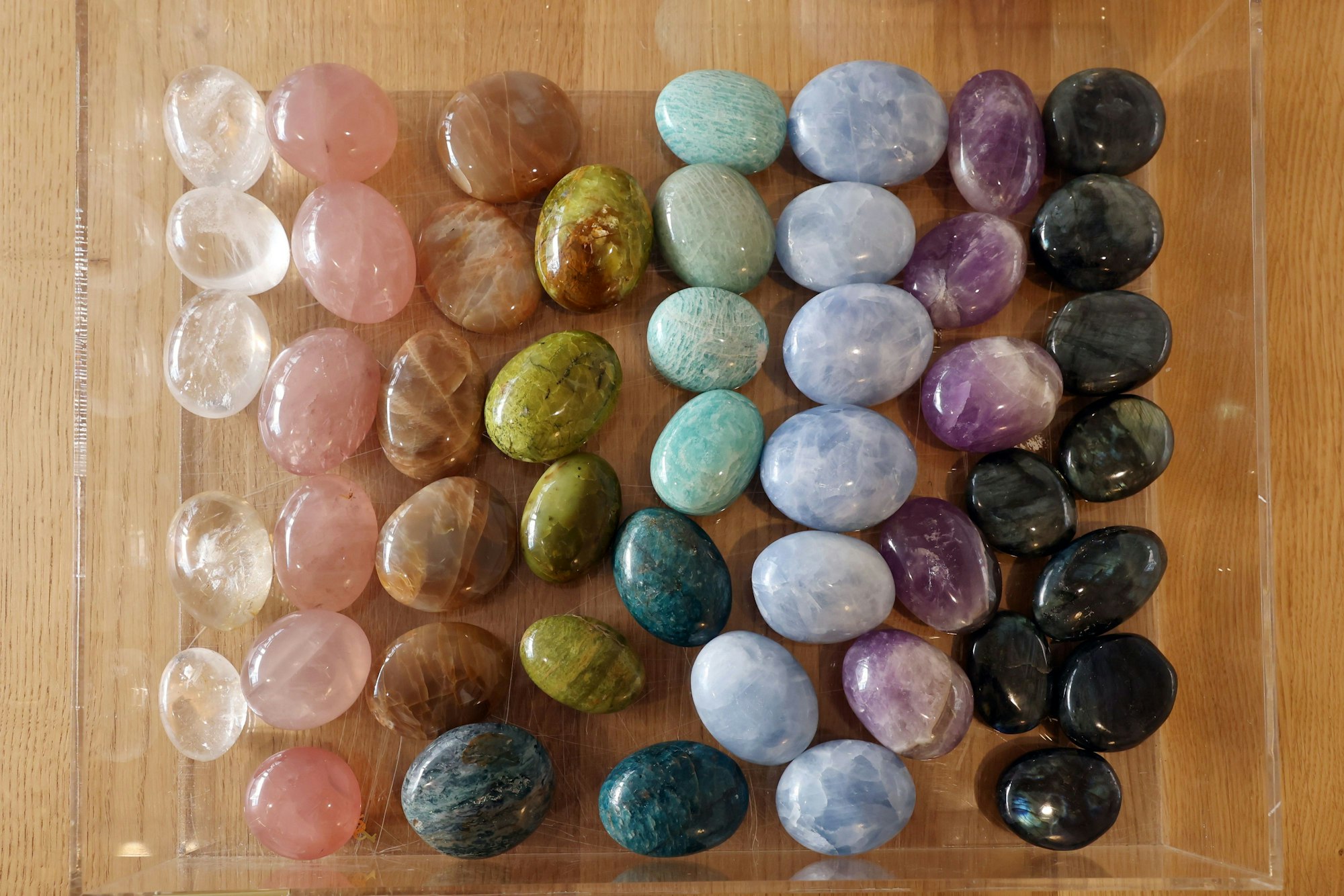 Kristalle in verschiedenen Farben bei „Witchlandia“