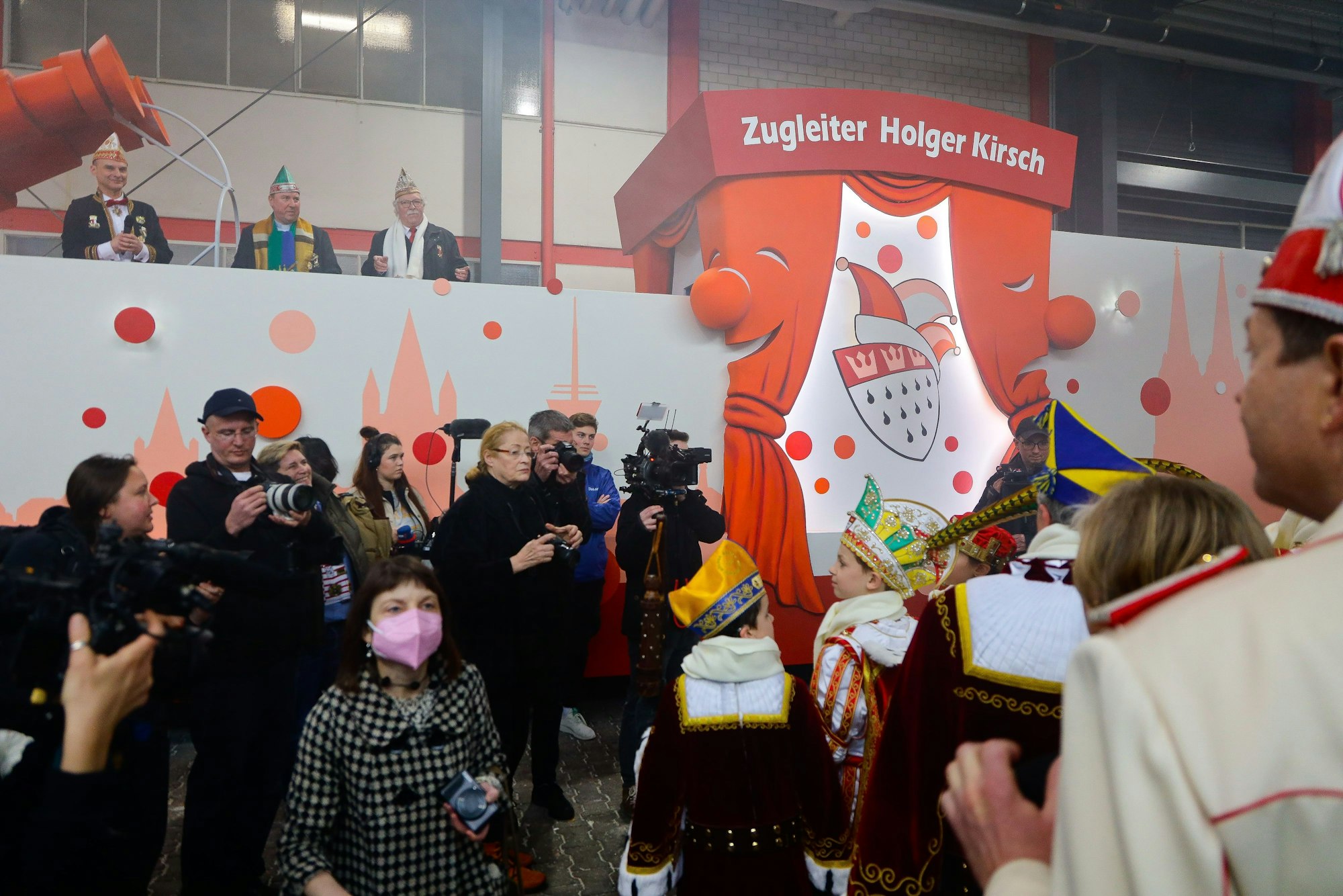 Monsignore Robert Kleine und der evangelische Pfarrer Otmar Baumberger segnen den Kölner Rosenmontagszug.