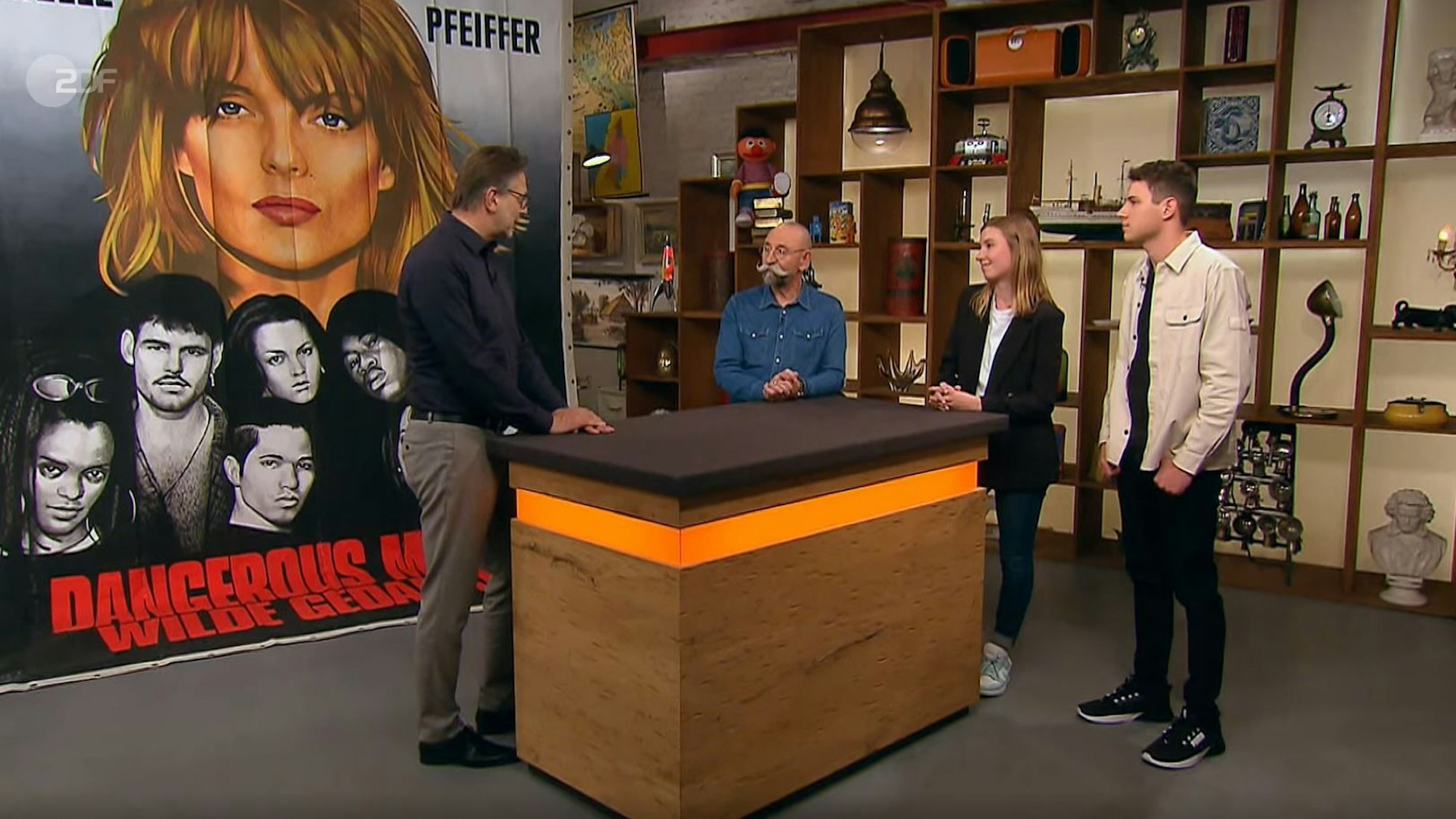 Das Paar aus Brühl mit seinem XXL-Gemälde bei der Expertise mit Moderator Horst Lichter und Experte Detlev Kümmel.