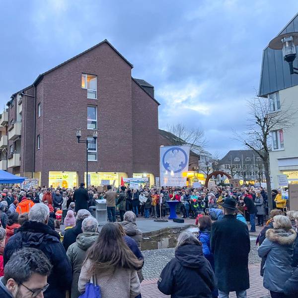 Rund 600 Menschen waren zur zweiten Demo ins Brückerfeld nach Leichlingen gekommen.