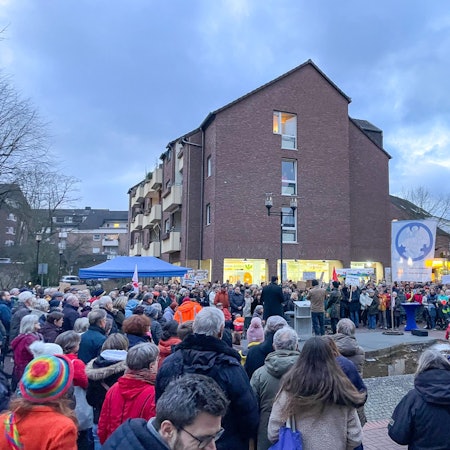 Rund 600 Menschen waren zur zweiten Demo ins Brückerfeld nach Leichlingen gekommen.