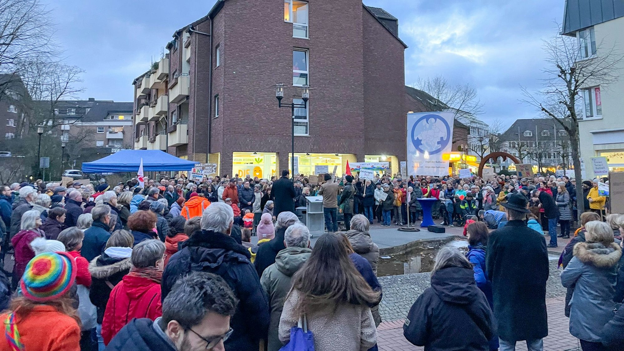 Rund 600 Menschen waren zur zweiten Demo ins Brückerfeld nach Leichlingen gekommen.