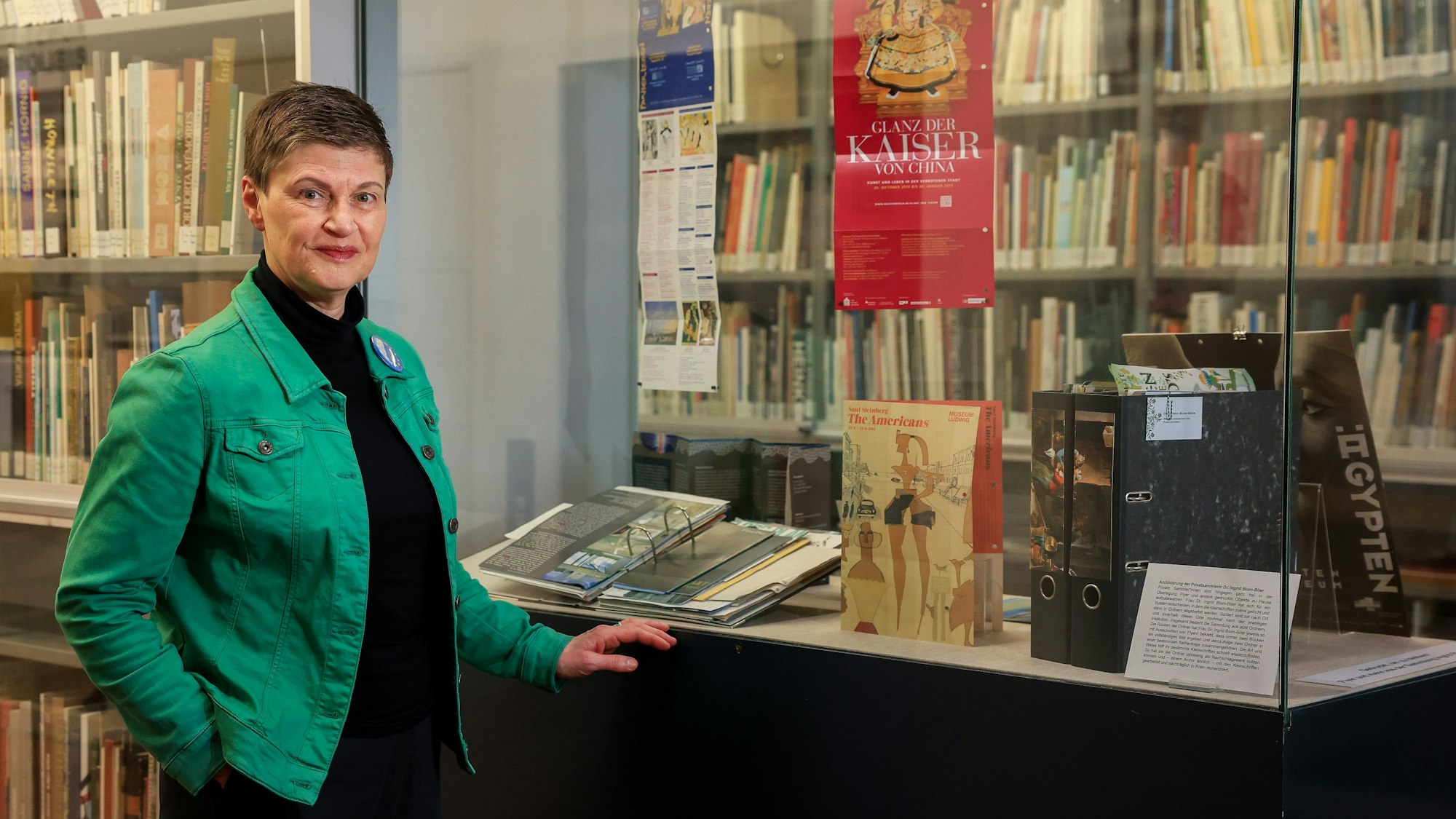 Sammlerin Ingrid Blom-Böer in der Ausstellung „Gedruckt, um zu bleiben!“.