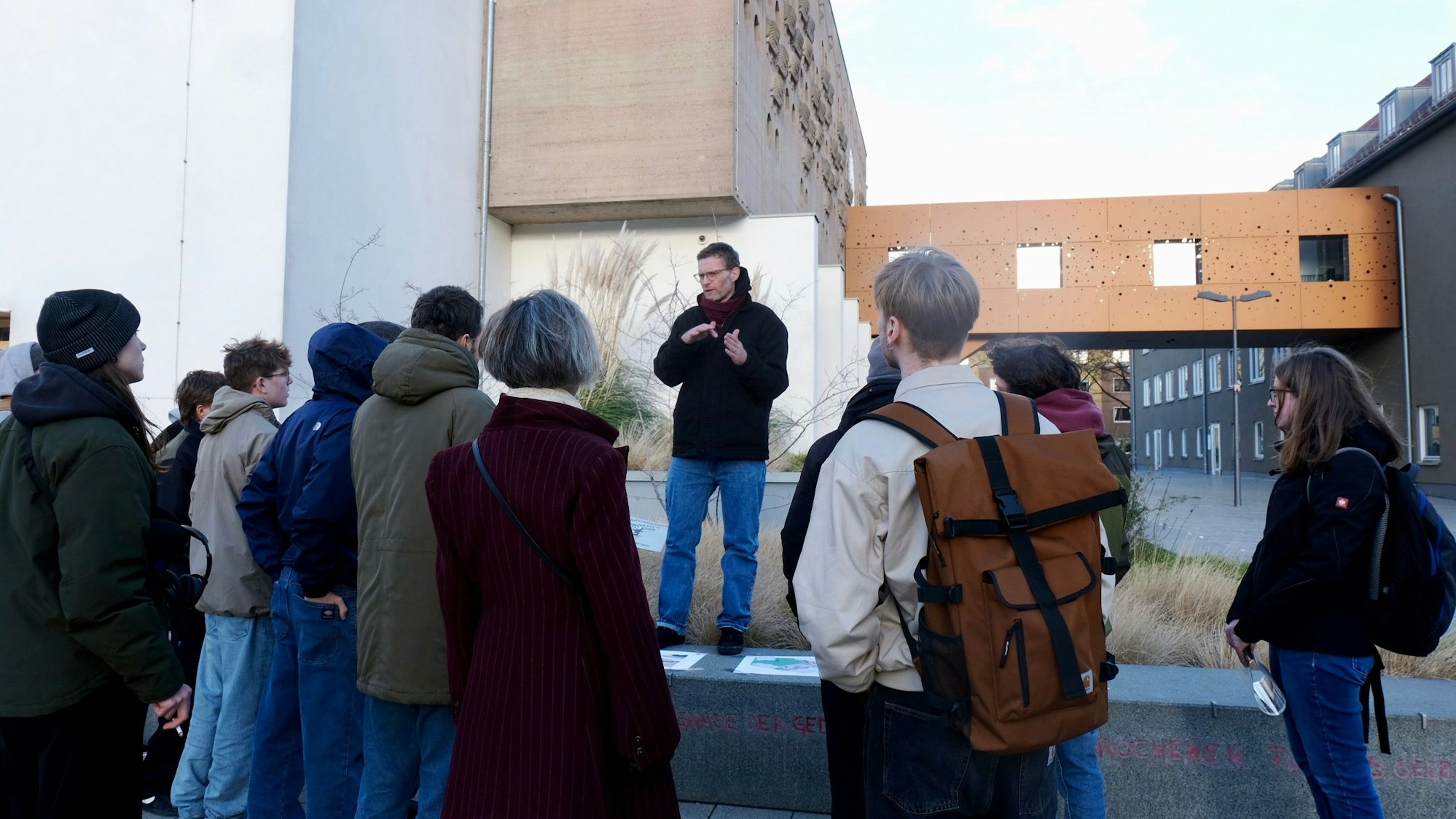 Ein Mitarbeiter von Yamato Living Ramps, der Firma, die die Skateanlage in Sülz baut, erläutert die Pläne am Platz der Kinderrechte.