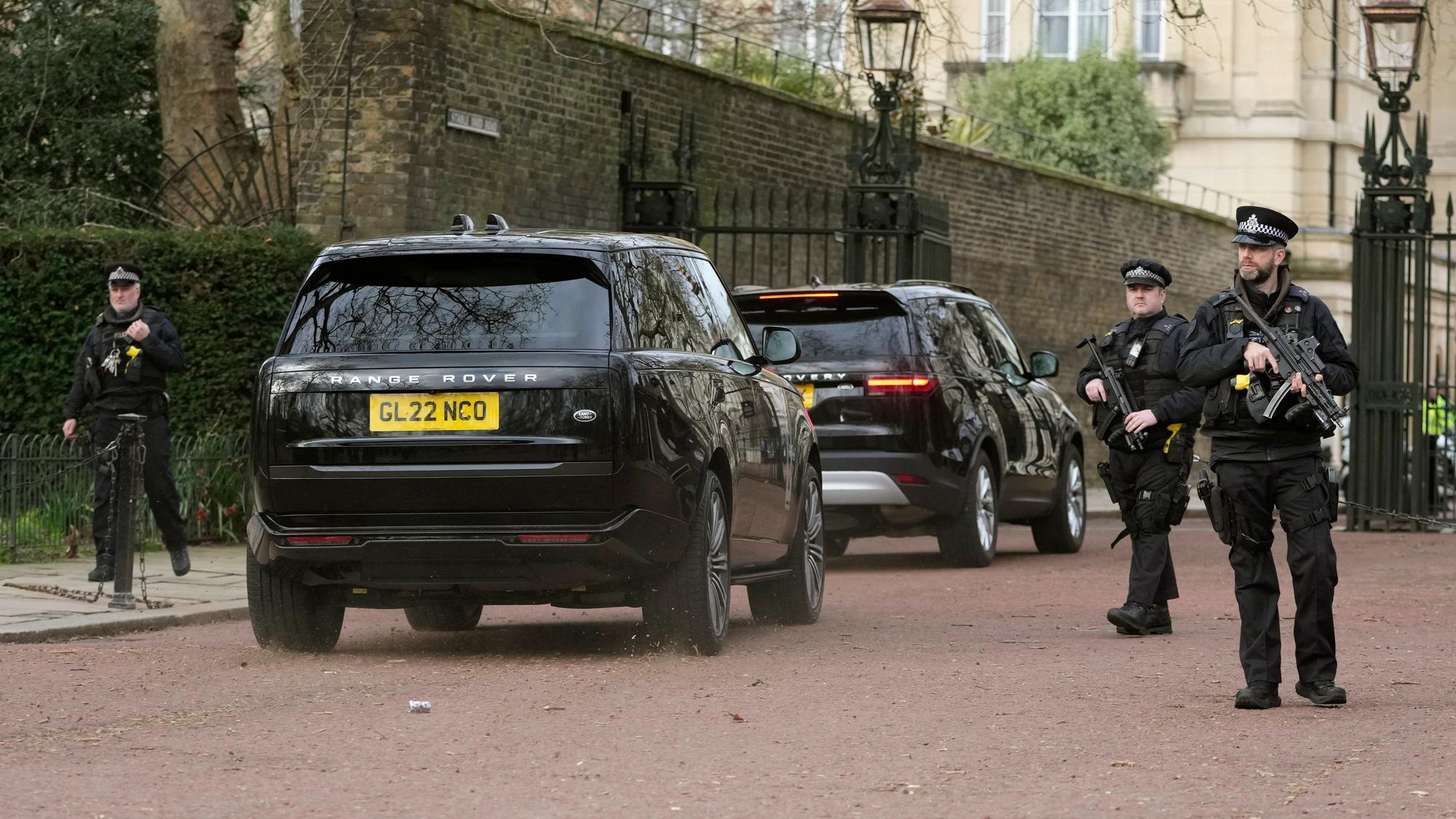 Ein Autokonvoi, in dem Prinz Harry vermutet wird, trifft am Clarence House in London ein.