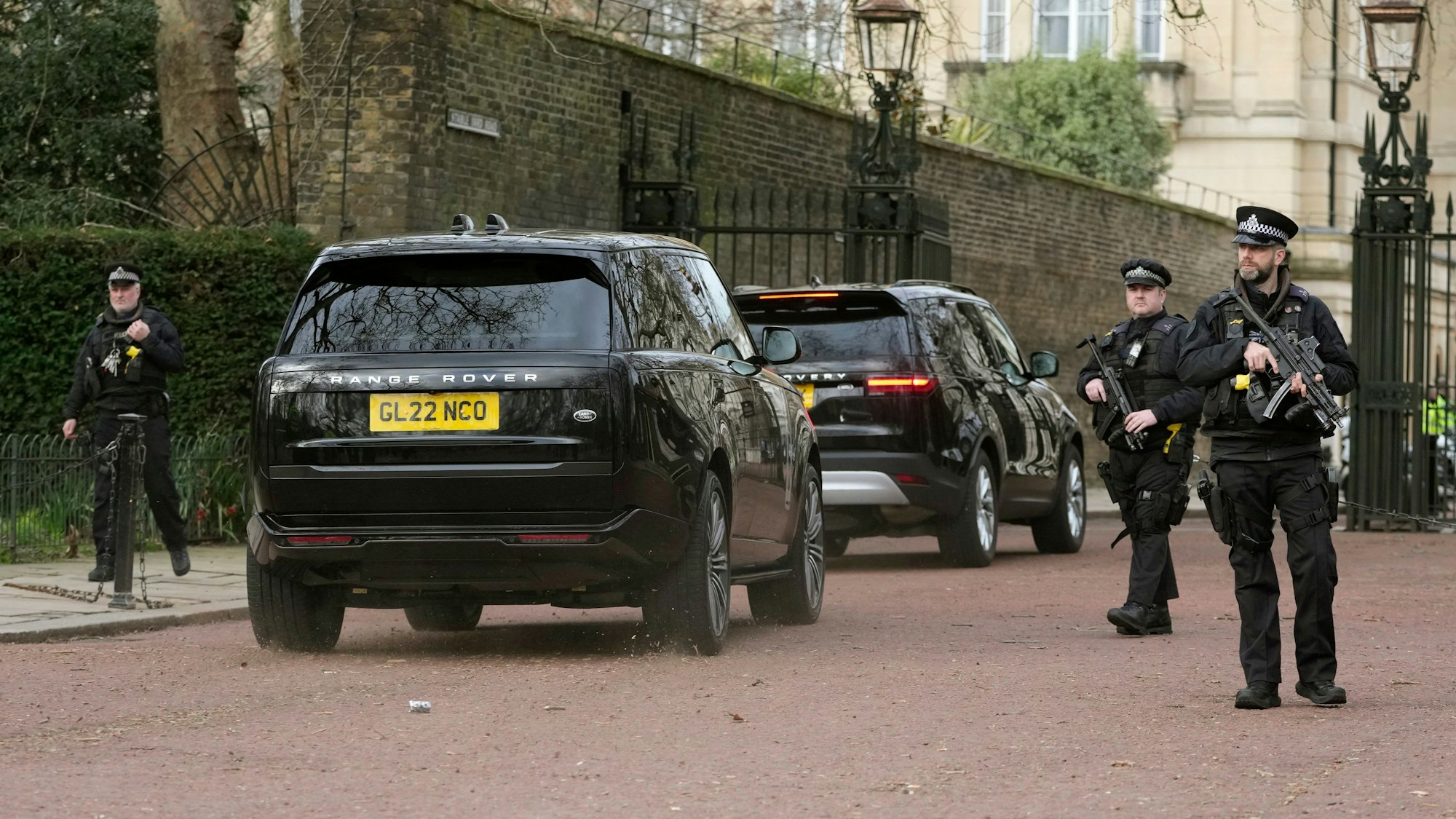 Ein Autokonvoi, in dem Prinz Harry vermutet wird, trifft am Clarence House in London ein.