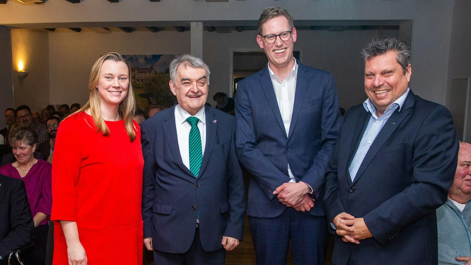 Das Foto zeigt Miriam Viehmann, Innenminister Herbert Reul, Sebastian Heimes und Timo Fuchs (v.l.).