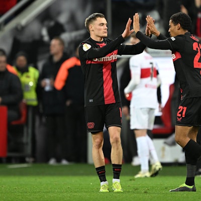 Leverkusens Amine Adli (r) feiert mit Florian Wirtz das Tor zum 2:2.