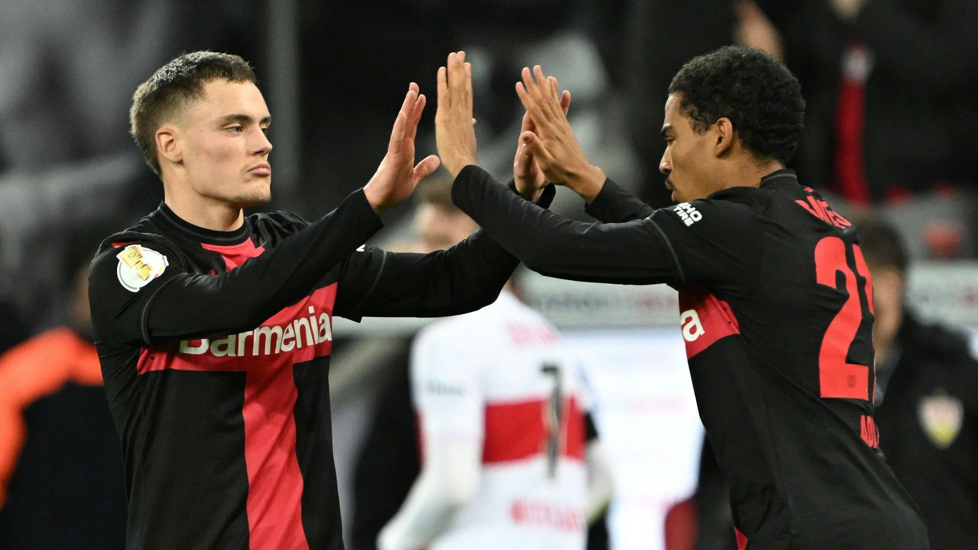 Leverkusens Amine Adli (r) feiert mit Florian Wirtz das Tor zum 2:2.