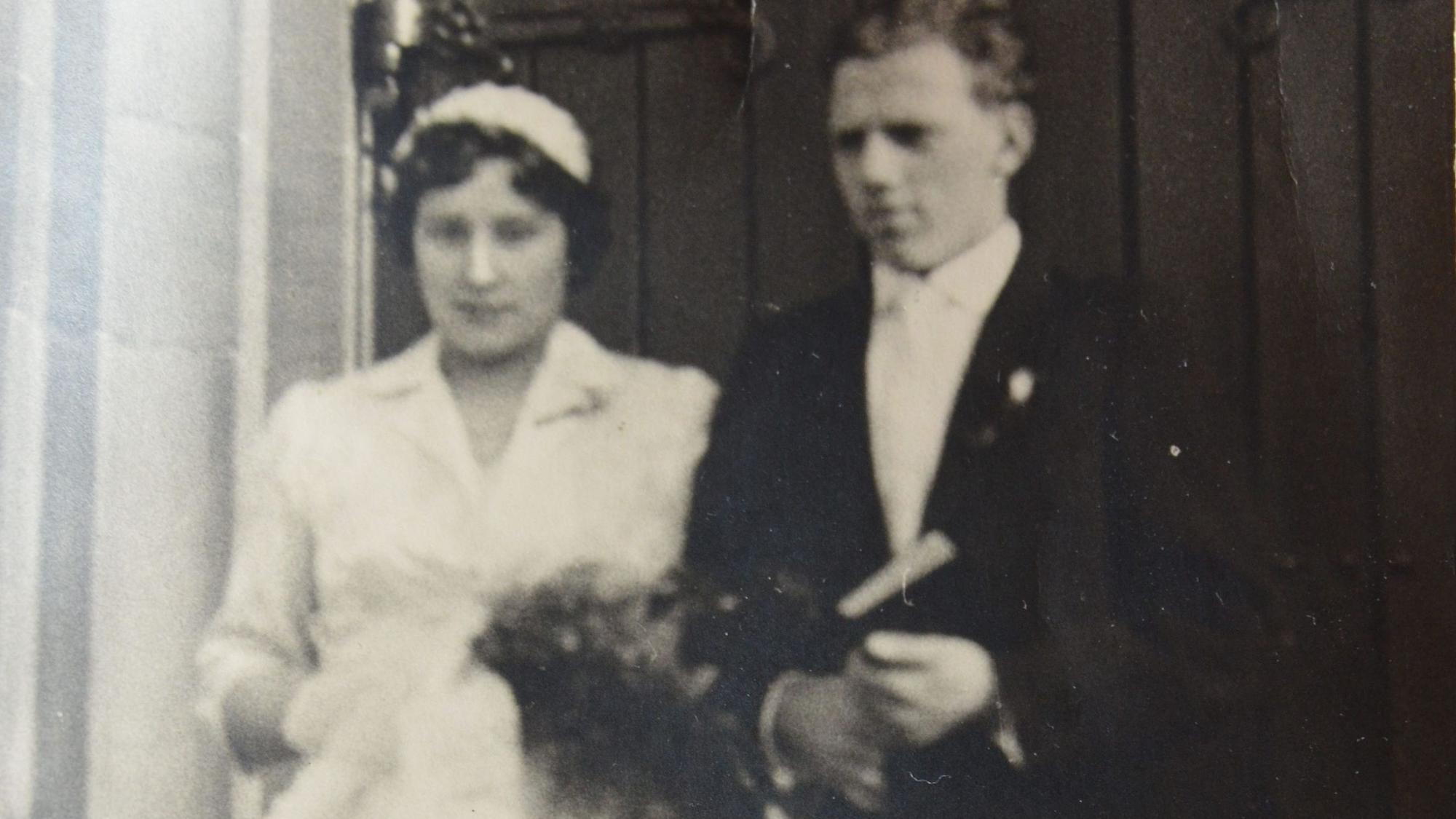 Ein altes schwarz-weißes Foto eines Hochzeitspaares.