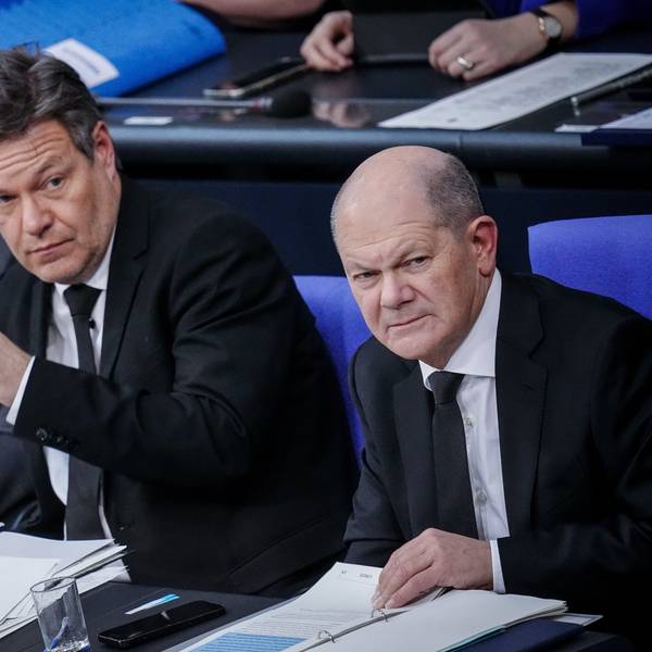 Christian Lindner (v.l.n.r.), Robert Habeck und Olaf Scholz am 31. Januar auf der Regierungsbank im Bundestag. Entlastung von Firmen») Foto: Kay Nietfeld/dpa +++ dpa-Bildfunk +++