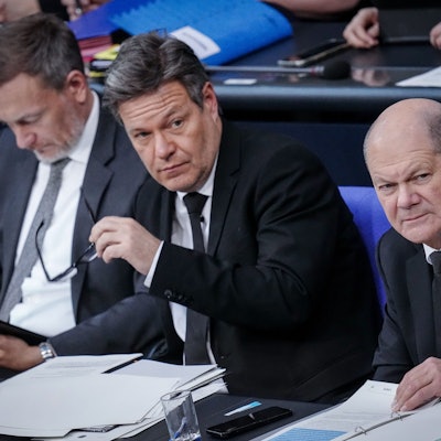 Christian Lindner (v.l.n.r.), Robert Habeck und Olaf Scholz am 31. Januar auf der Regierungsbank im Bundestag. Entlastung von Firmen») Foto: Kay Nietfeld/dpa +++ dpa-Bildfunk +++
