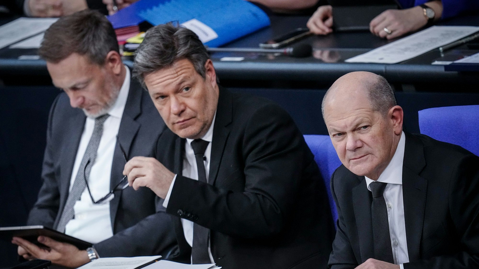 Christian Lindner (v.l.n.r.), Robert Habeck und Olaf Scholz am 31. Januar auf der Regierungsbank im Bundestag. Entlastung von Firmen») Foto: Kay Nietfeld/dpa +++ dpa-Bildfunk +++