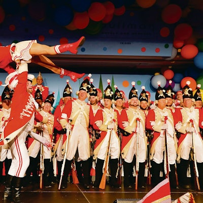 Funkemariechen Elena Stickelmann wird von ihrem Tanzoffizier Florian Gorny von den Roten Funken durch die Luft gewirbelt.