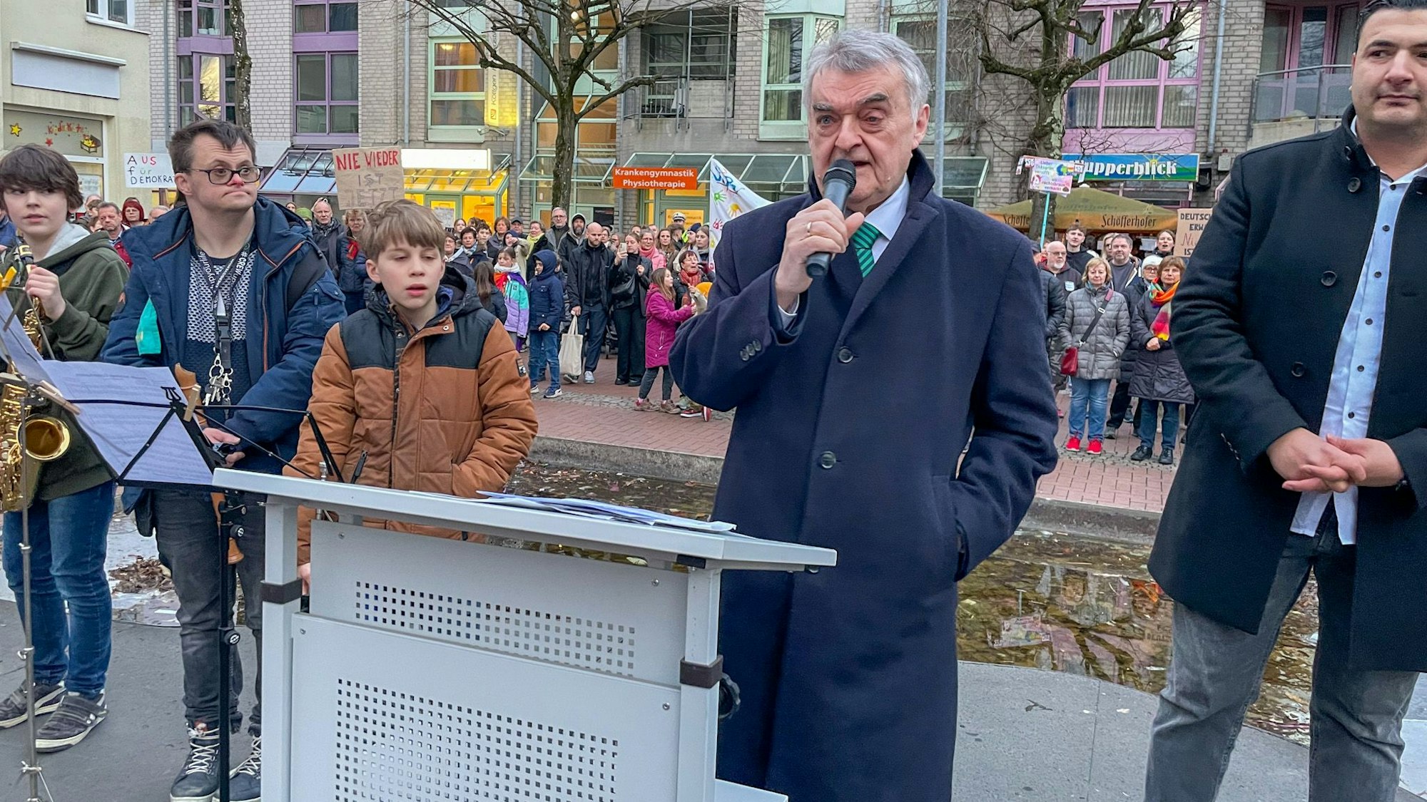 NRW-Innenminister und Leichlinger Herbert Reul sieht die Demos als Zeichen, dass sich Demokratinnen und Demokraten mehr zutrauen können.