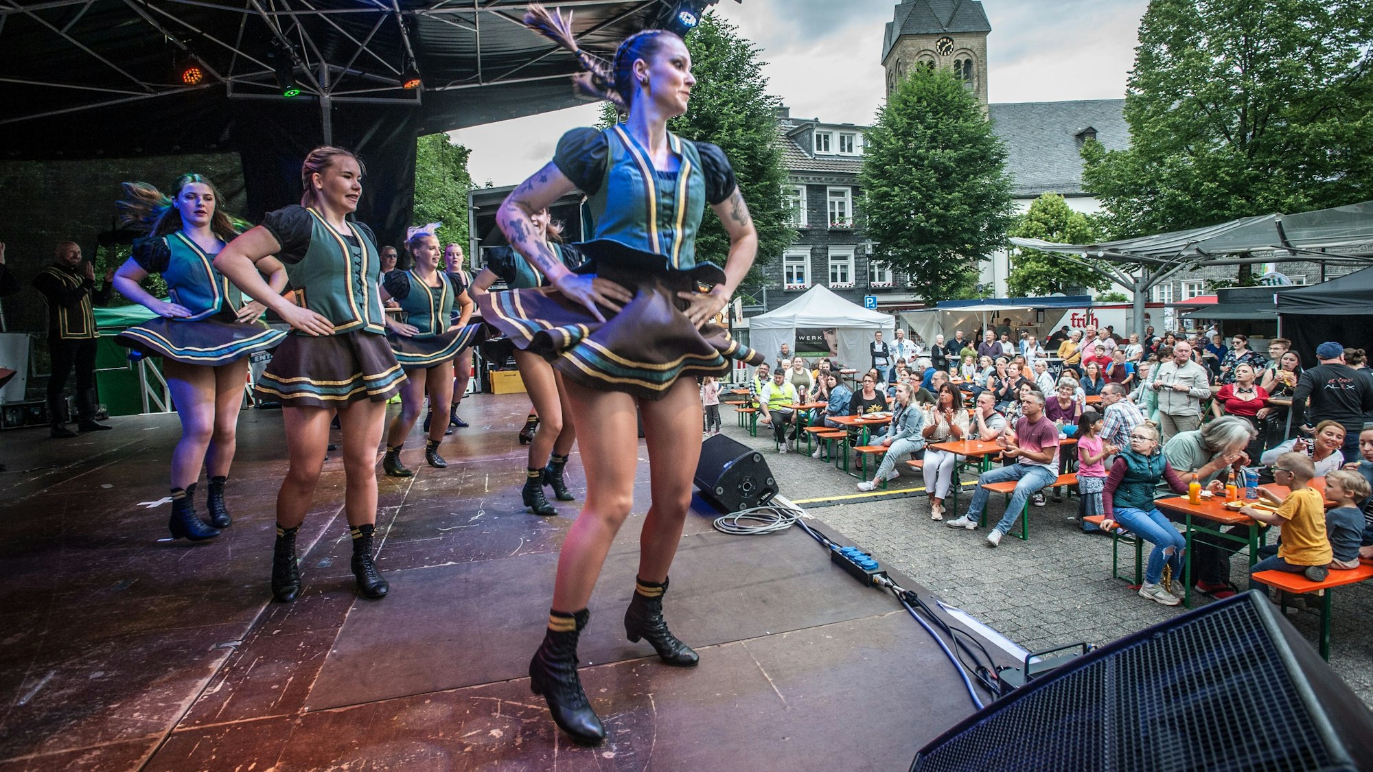 Die Tanzgruppe Urbcher Räuber tanzen auf einer Bühne in Burscheid.