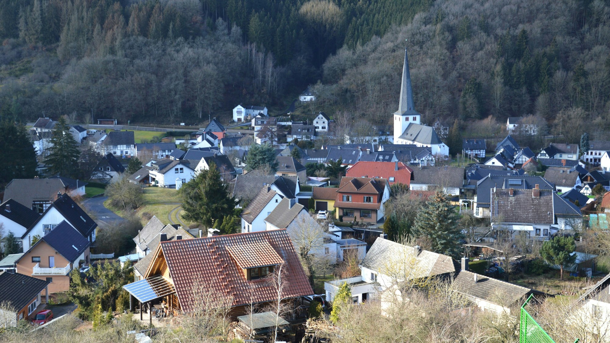 Ortsansicht von Olef mit der Kirche.