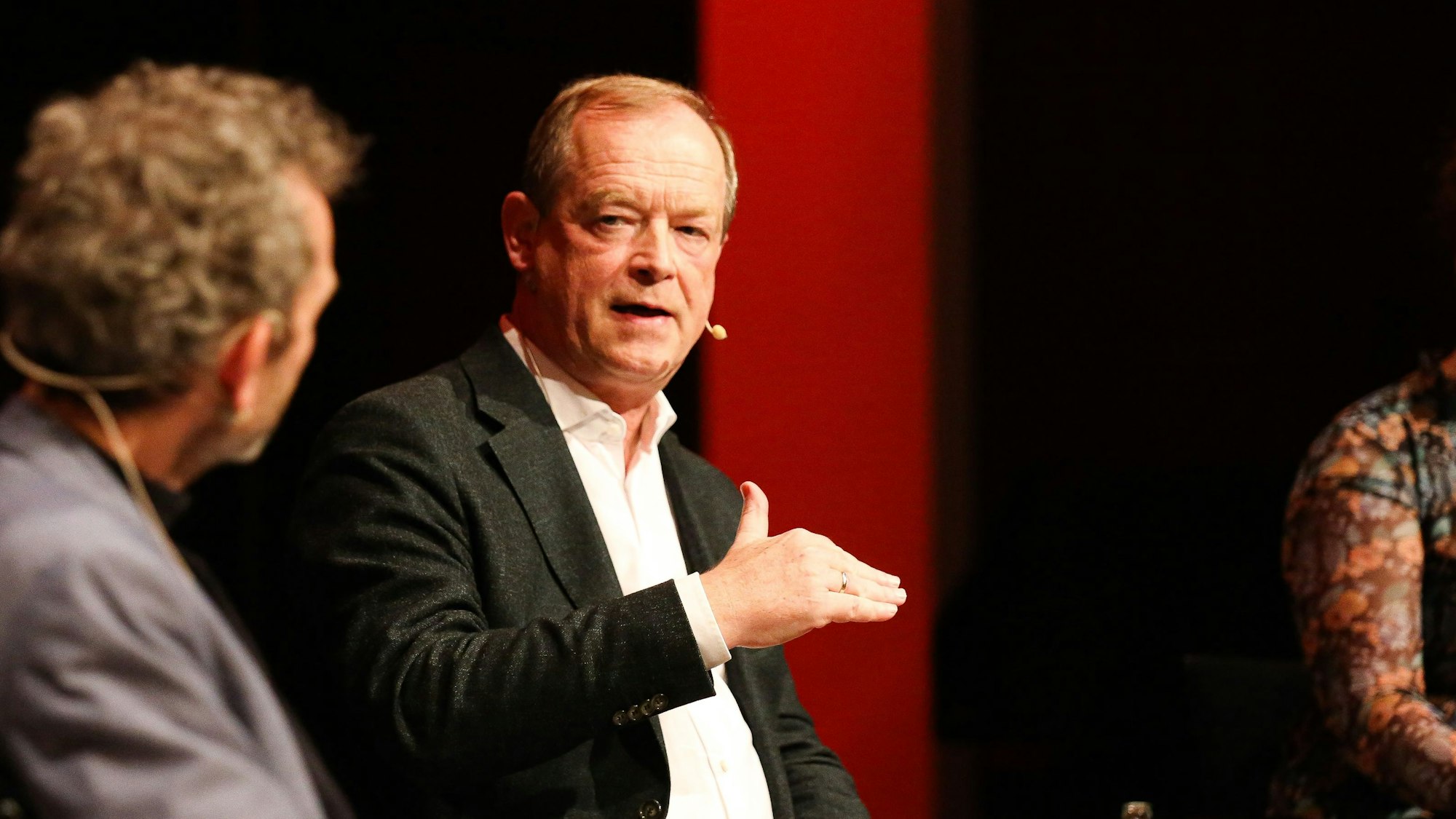 Professor Michael Hallek von der Uniklinik Köln im Gespräch mit Joachim Frank und Sarah Brasack im Forum Volkshochschule. Foto:Dirk Borm