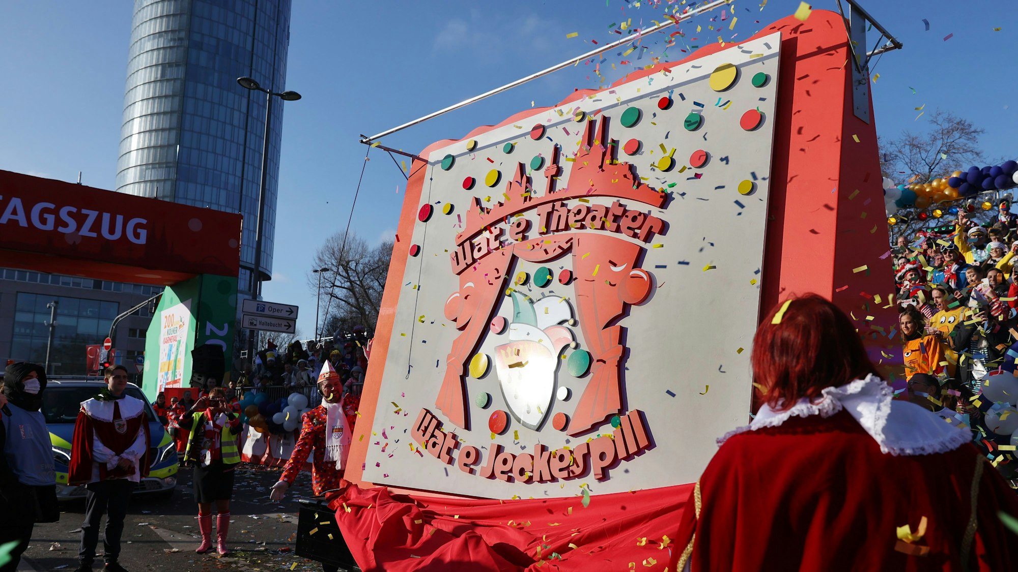 Das Motto für Karneval 2024 steht auf einem Karnevalswagen.