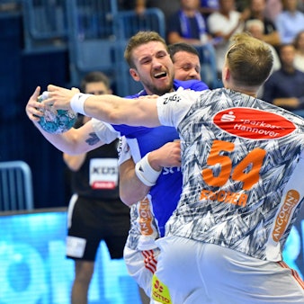 VfL-Spielmacher Dominik Mappes wird von einem Hannoveraner Handballer gedeckt.