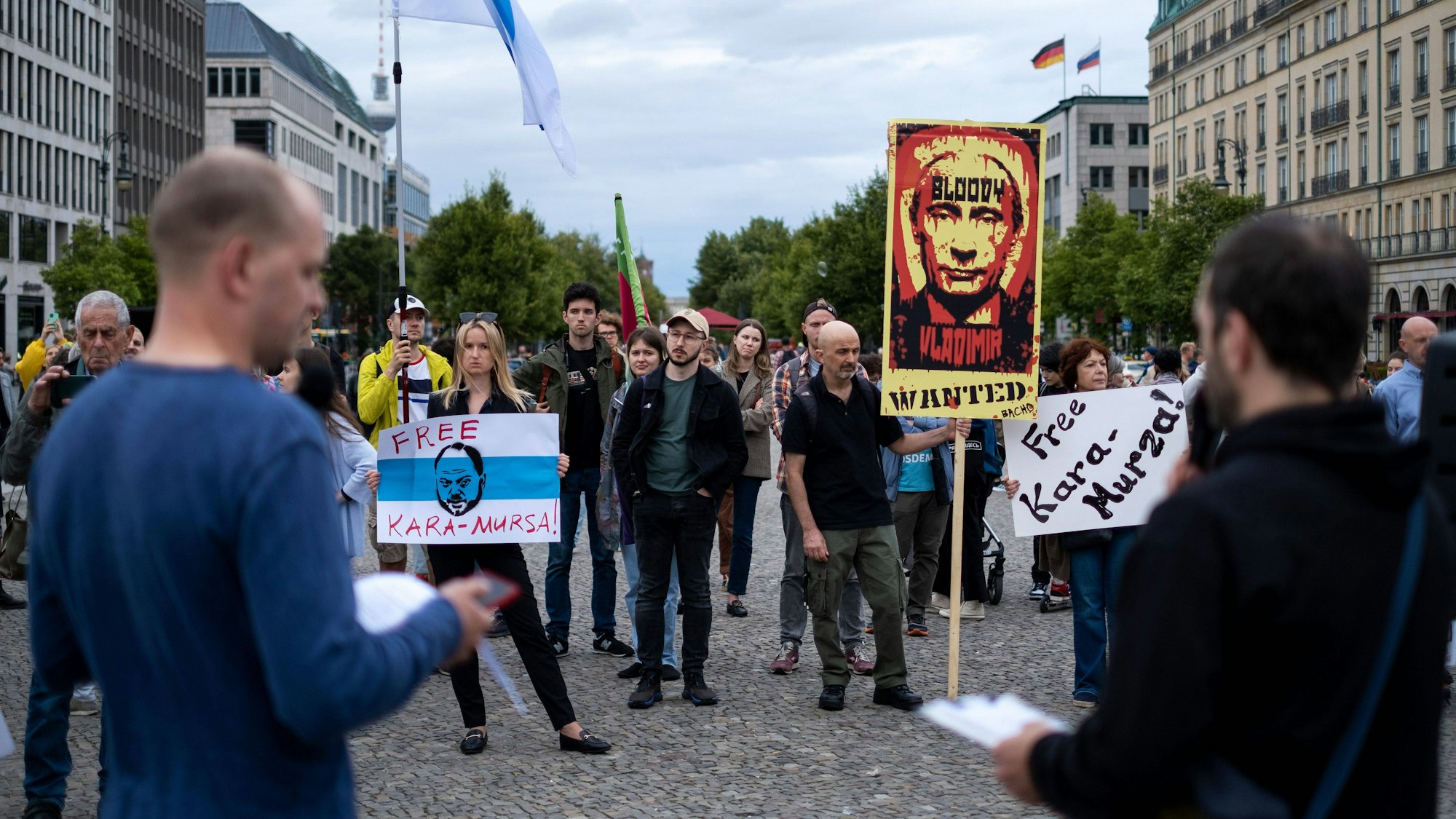 Demonstranten fordern in Berlin-Mitte die Freilassung des Kremlkritikers Wladimir Kara-Mursa. (Archivbild)
