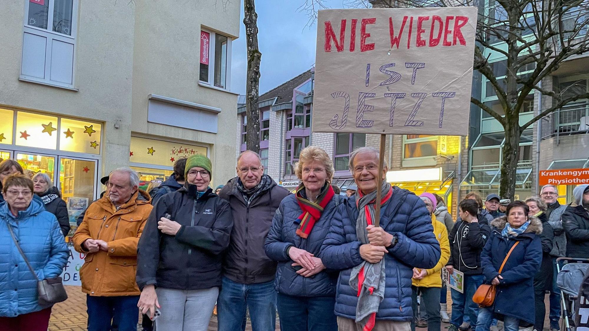 „Nie wieder ist jetzt“ finden diese Demoteilnehmer.