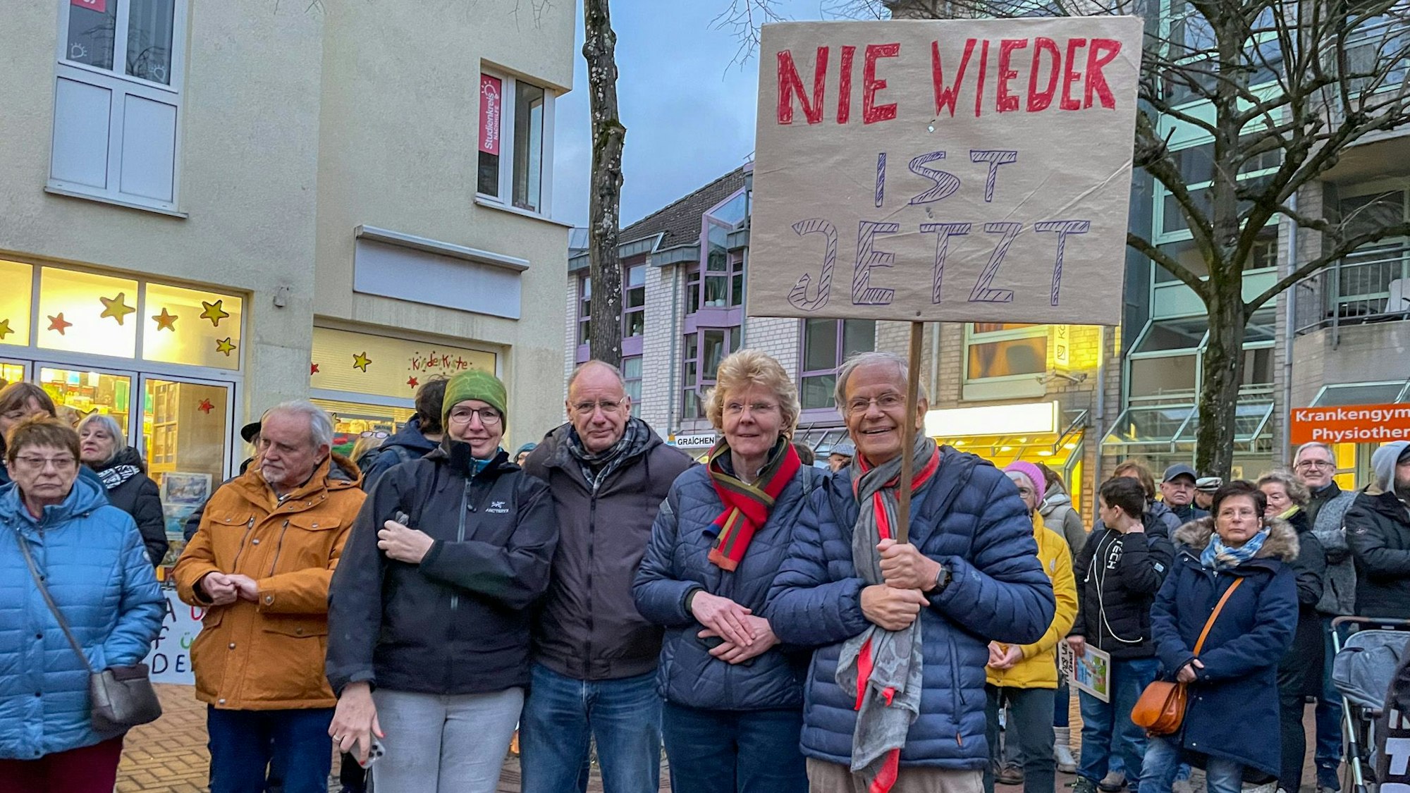 „Nie wieder ist jetzt“ finden diese Demoteilnehmer.